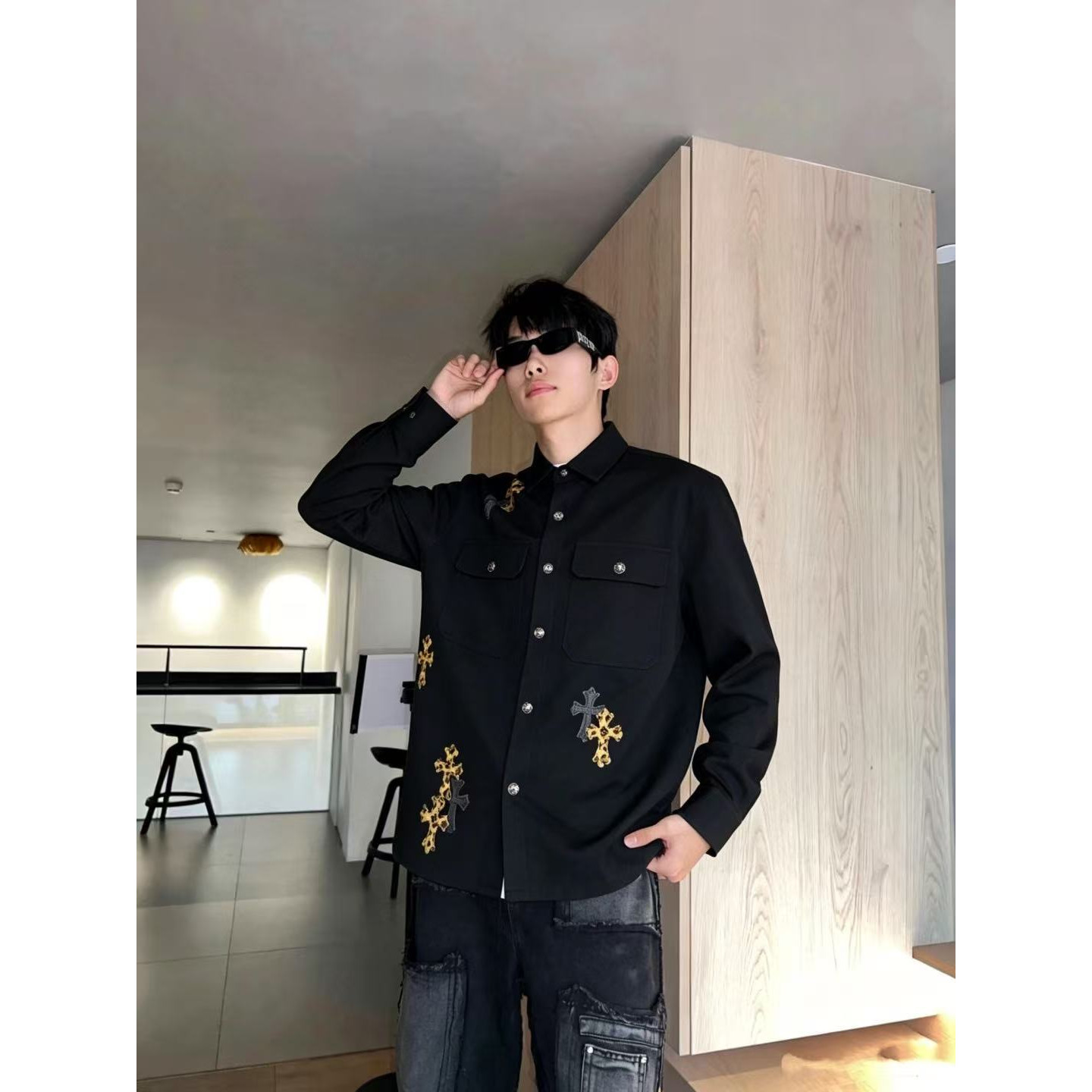 <p>CHROME HEARTS 十字架工装牛仔外套(黑)<br />
&nbsp;</p>