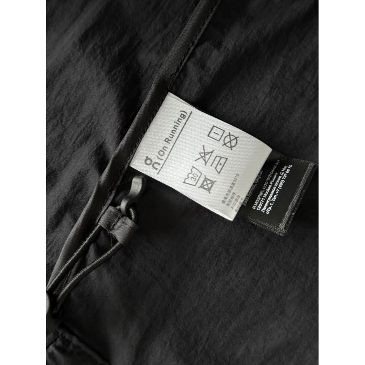 <p>On Weather Jacket Insulated 輕量外套</p>