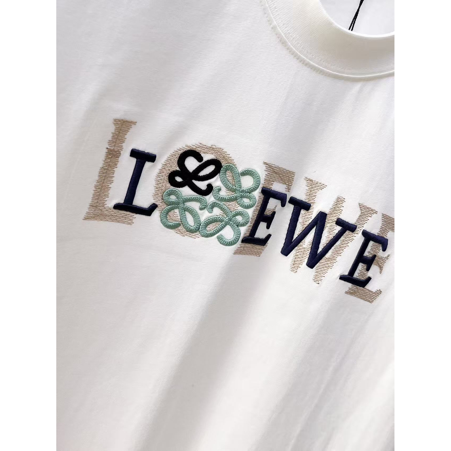 <p>LOEWE 专柜新款短袖T恤(白)</p>