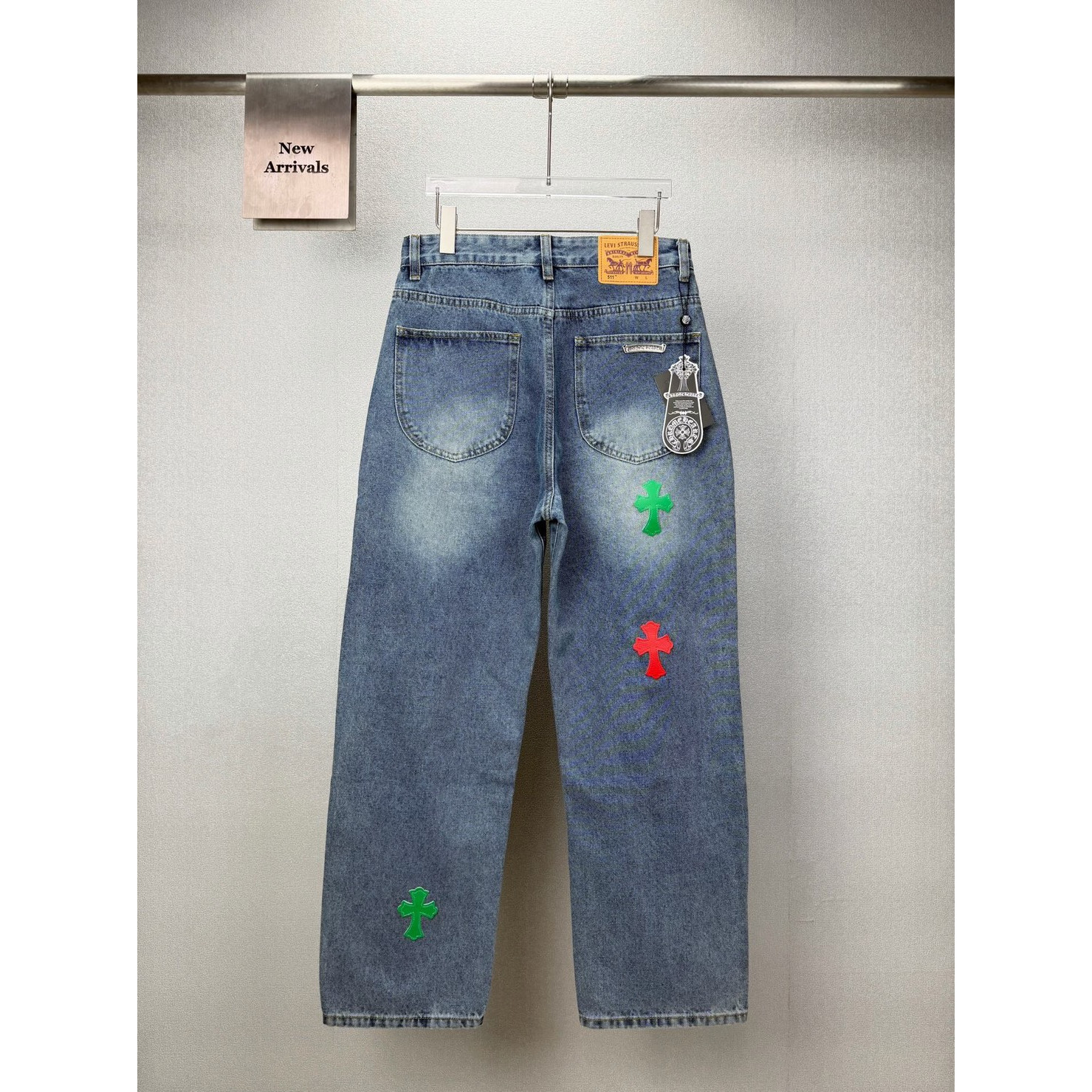 <p>CHROME HEARTS 红绿十字架拼皮情侣款水洗宽松牛仔裤</p>