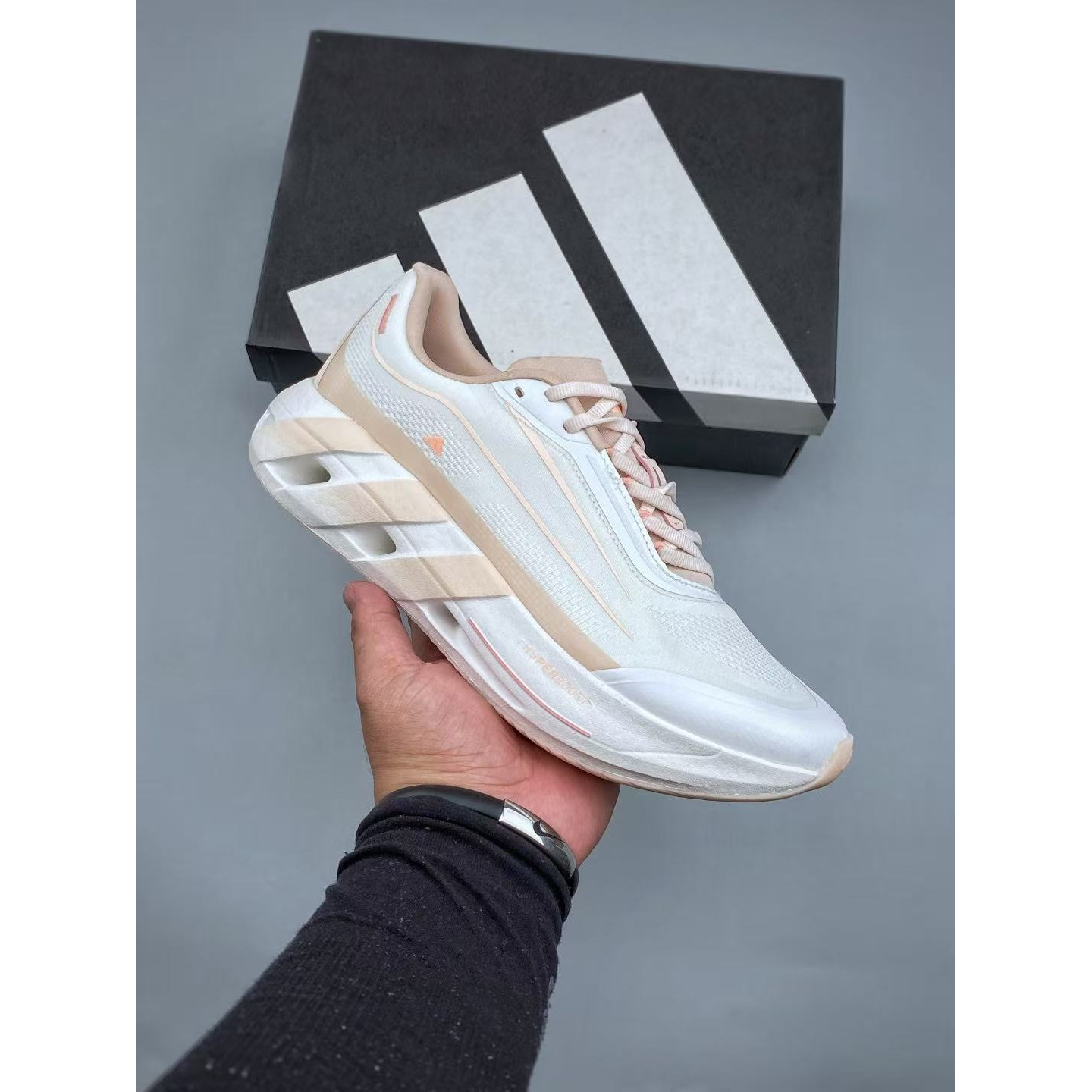 <p>Adidas HYPERBOOST LITE 低帮跑步鞋</p>