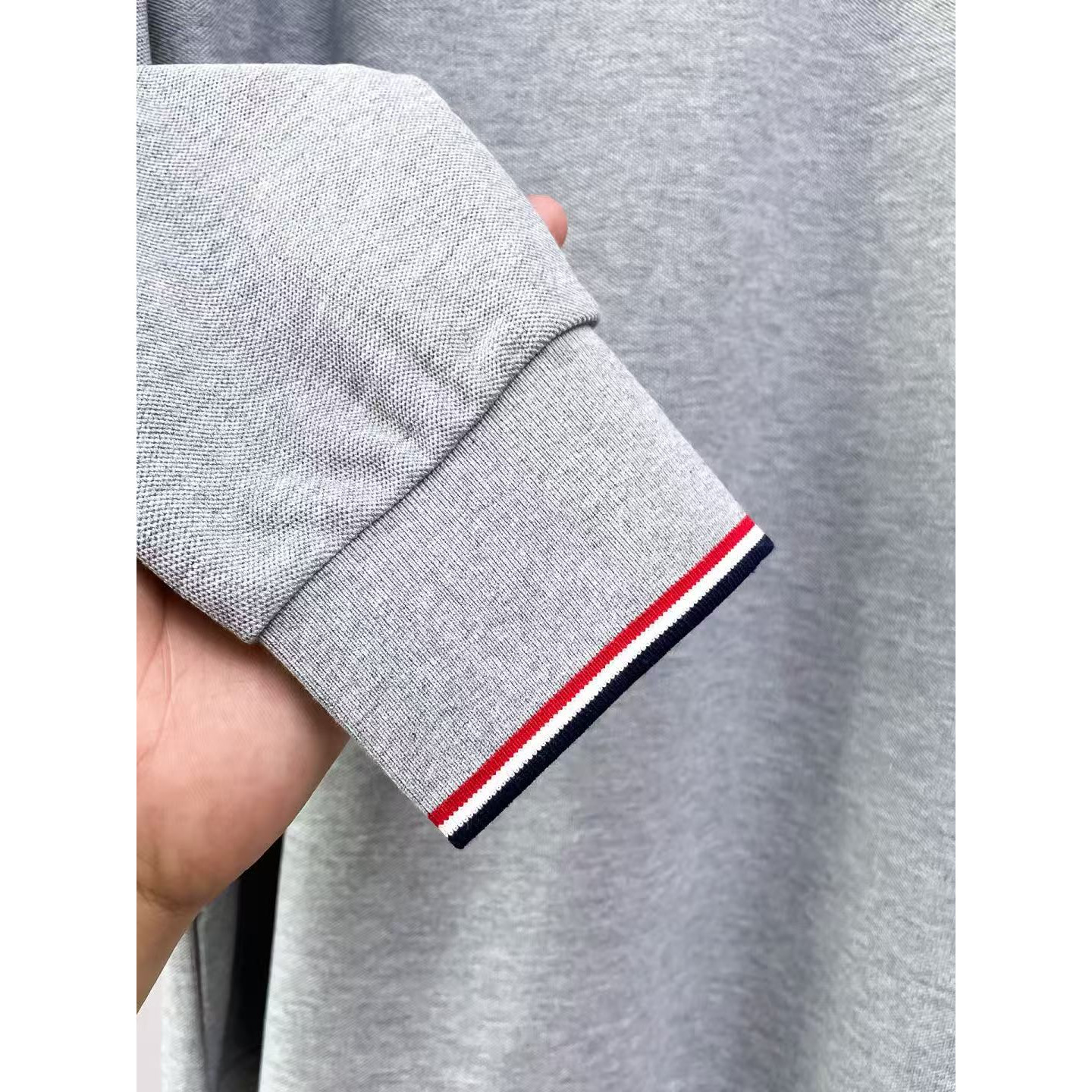 <p>MONCLER 贴片长袖Polo衫(灰)</p>