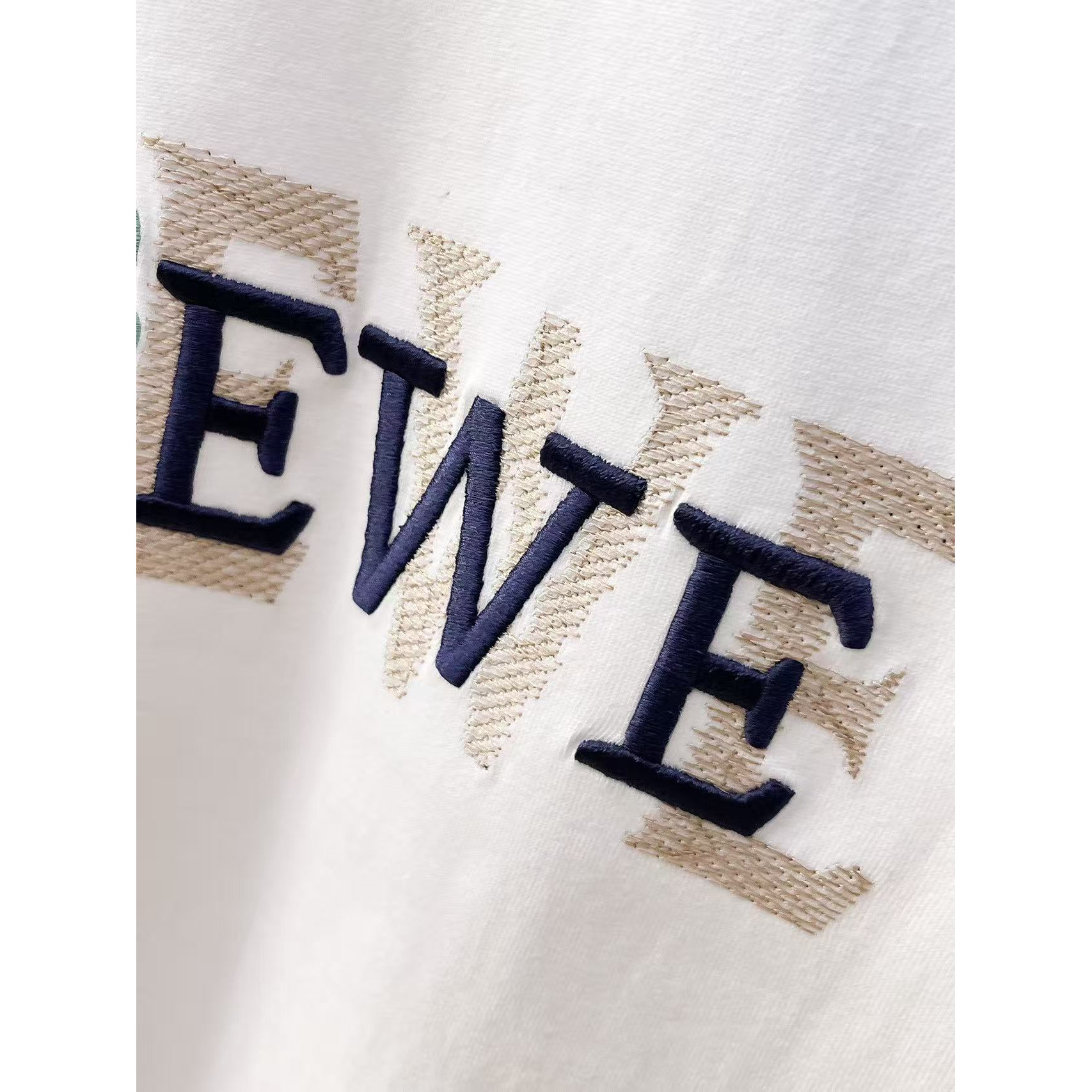 <p>LOEWE 专柜新款短袖T恤(白)</p>