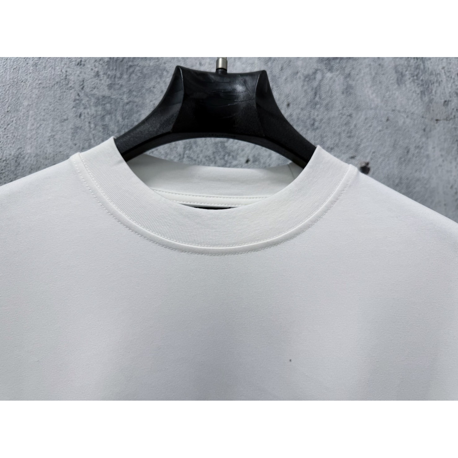 <p>BALENCIAGA Logo刺绣长袖(白)</p>