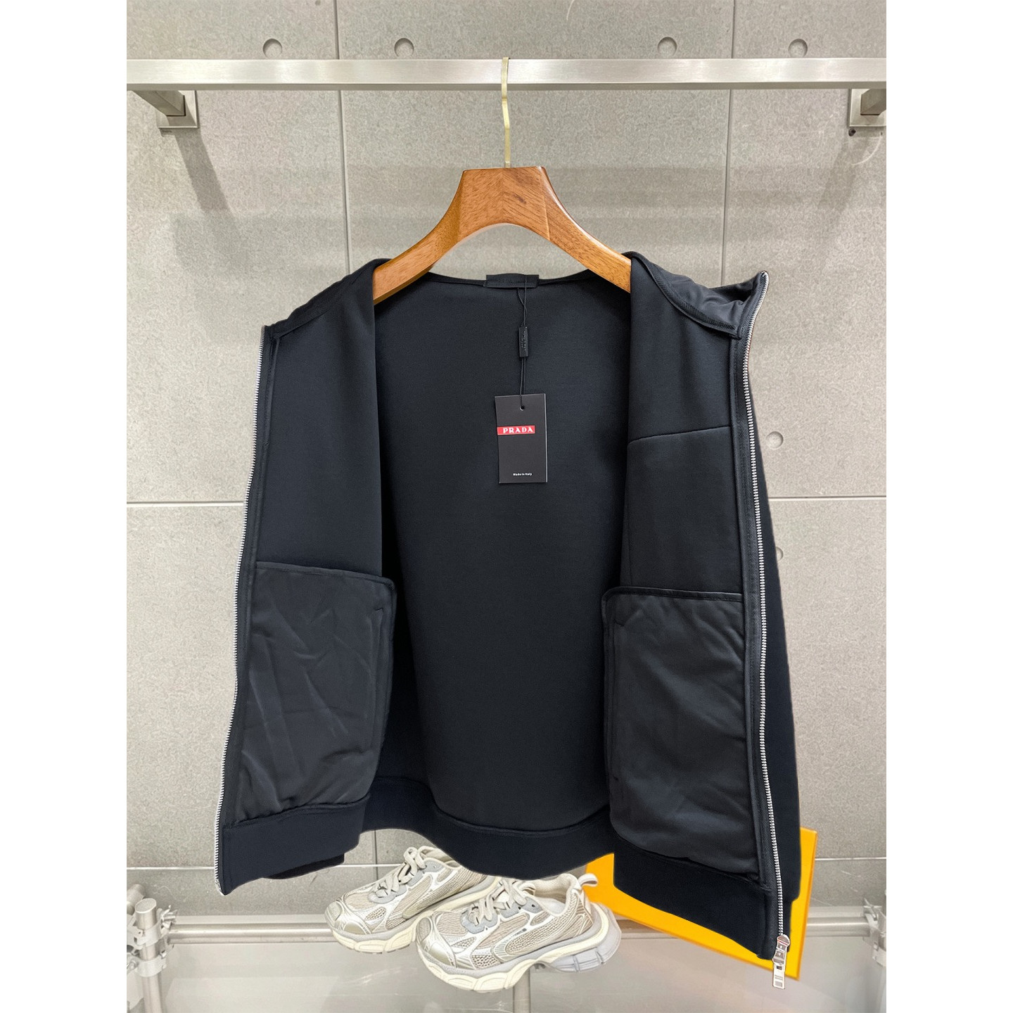 <p>PRADA&nbsp;套装(黑)</p>