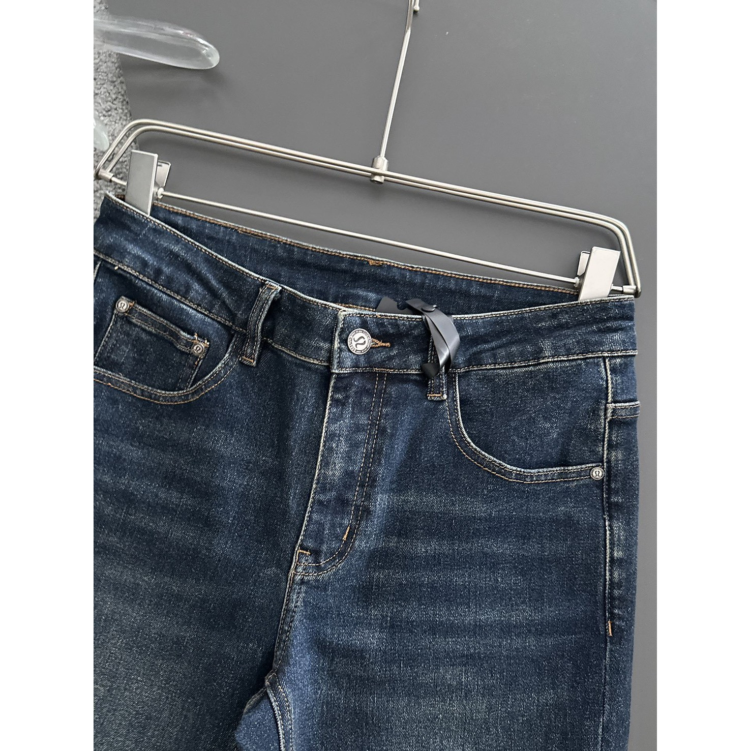 <p>lululemon 高品质牛仔裤</p>