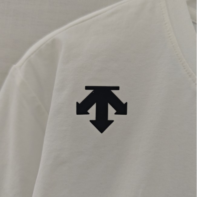 <p>DESCENTE 經典款短袖T恤(白)</p>