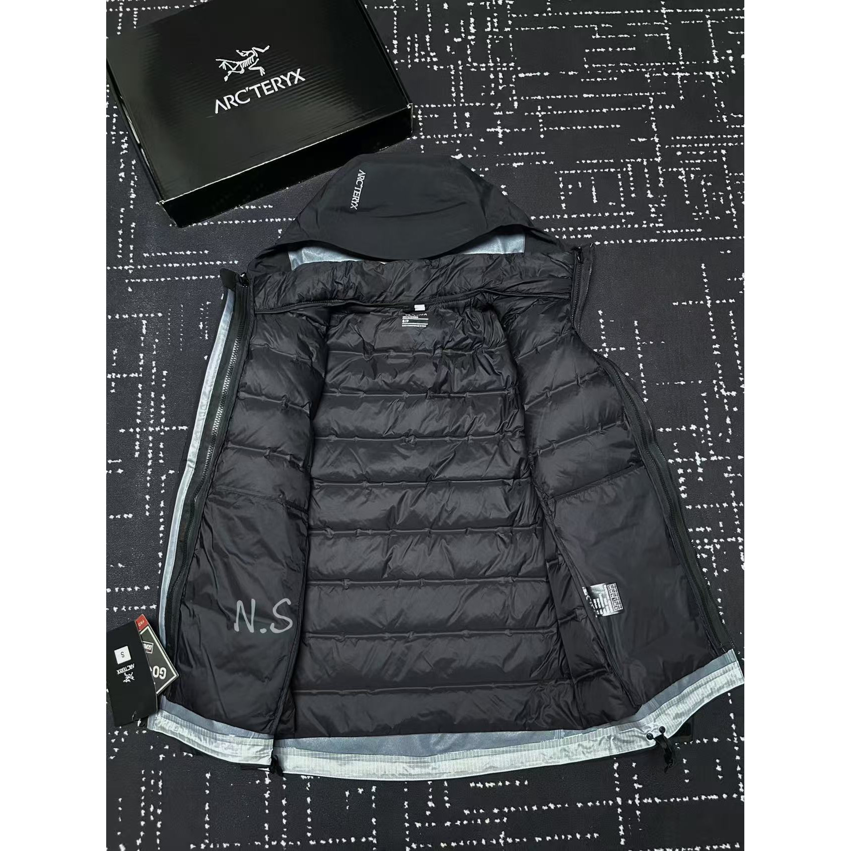 <p>Arc'teryx SL硬壳冲锋衣(黑)</p>