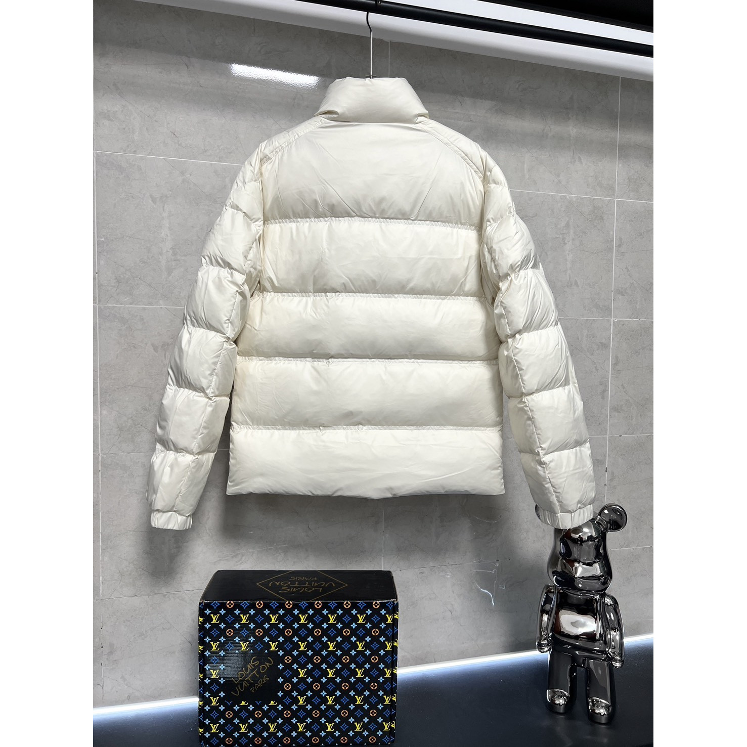 <p>Moncler&nbsp;短款拉链立领长袖夹克(白)</p>