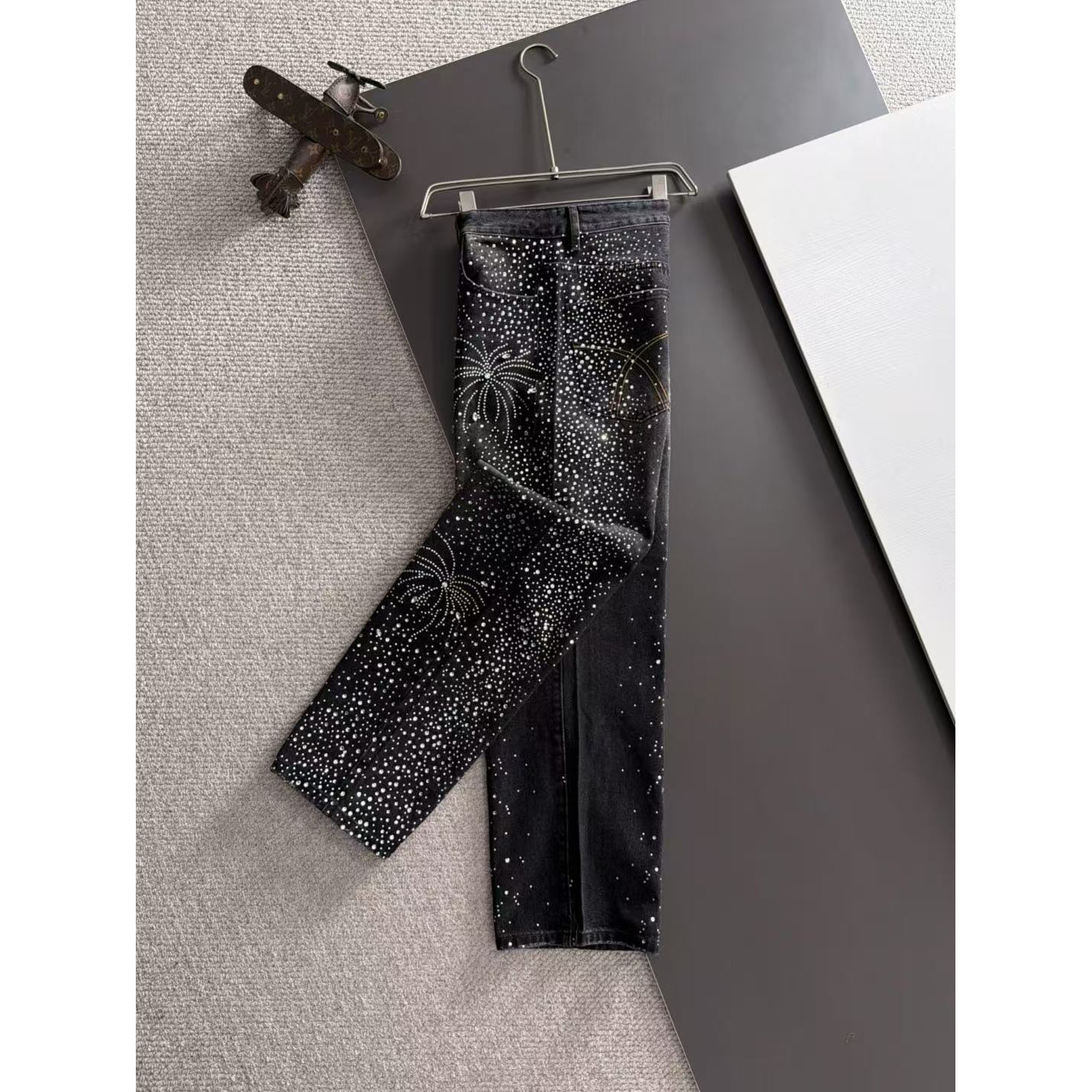 <p>FENDI&nbsp;男士款重工直筒弯刀牛仔裤(黑)</p>