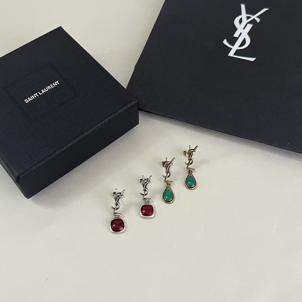 <p>YSL&nbsp;耳钉</p>