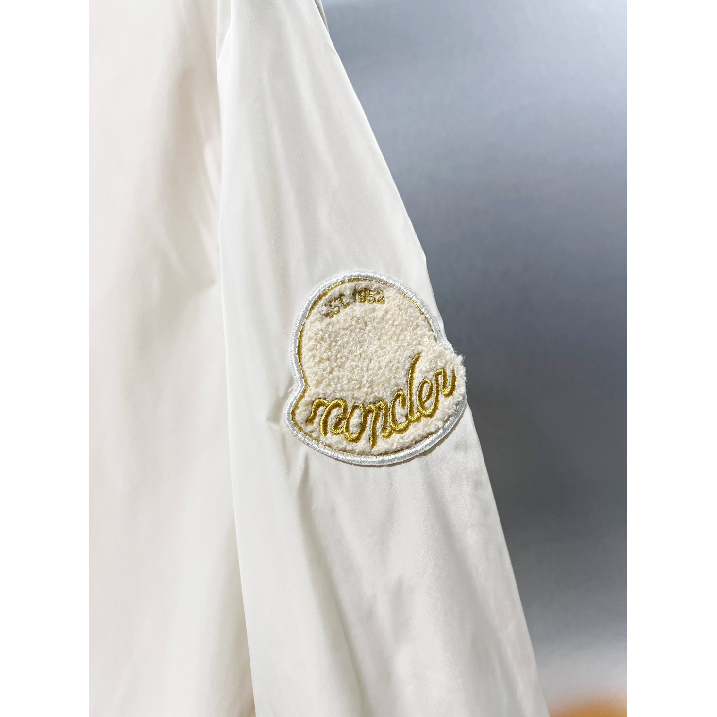 <p>MONCLER&nbsp;夹克外套(杏)</p>