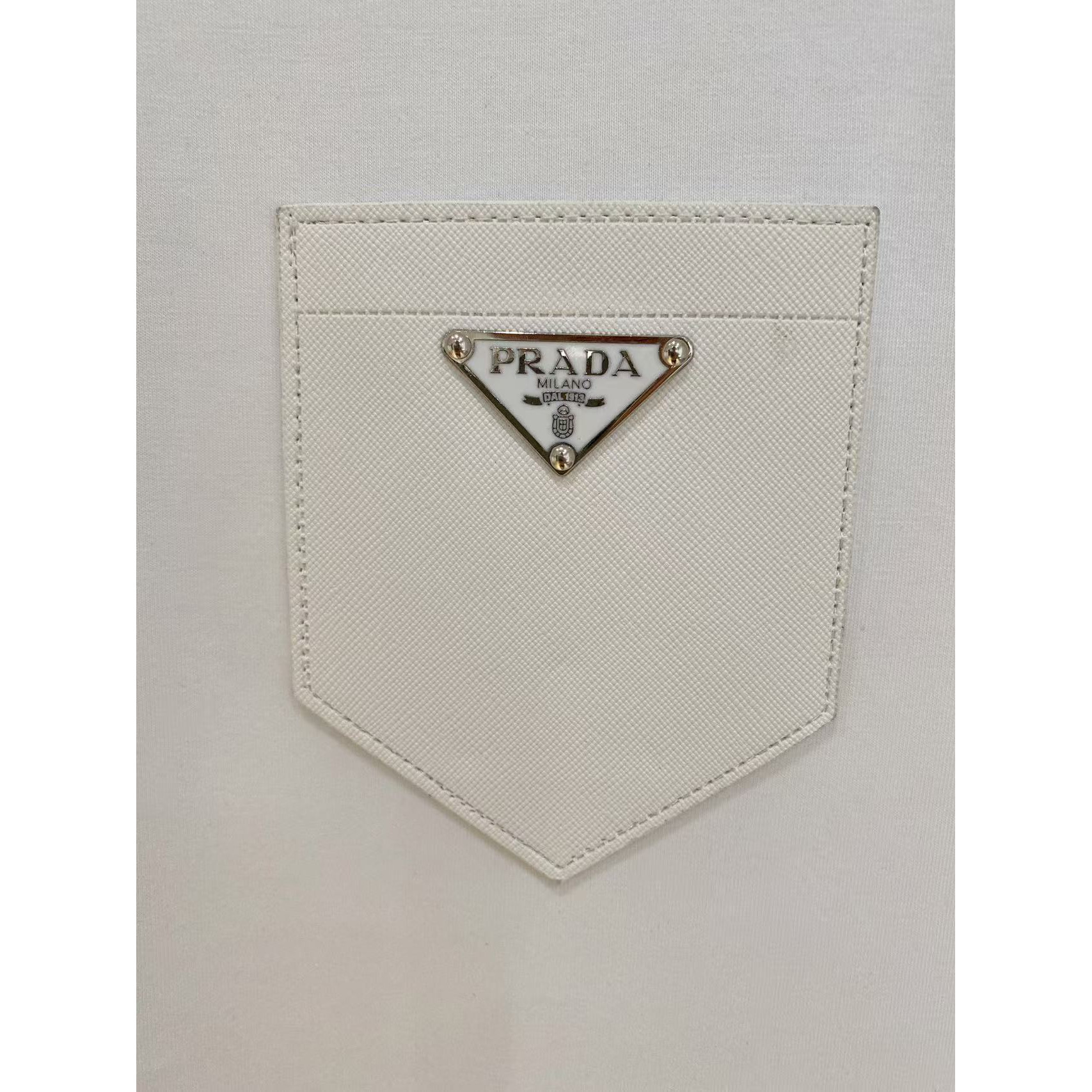 <p>PRADA&nbsp;太空棉卫衣(白)</p>