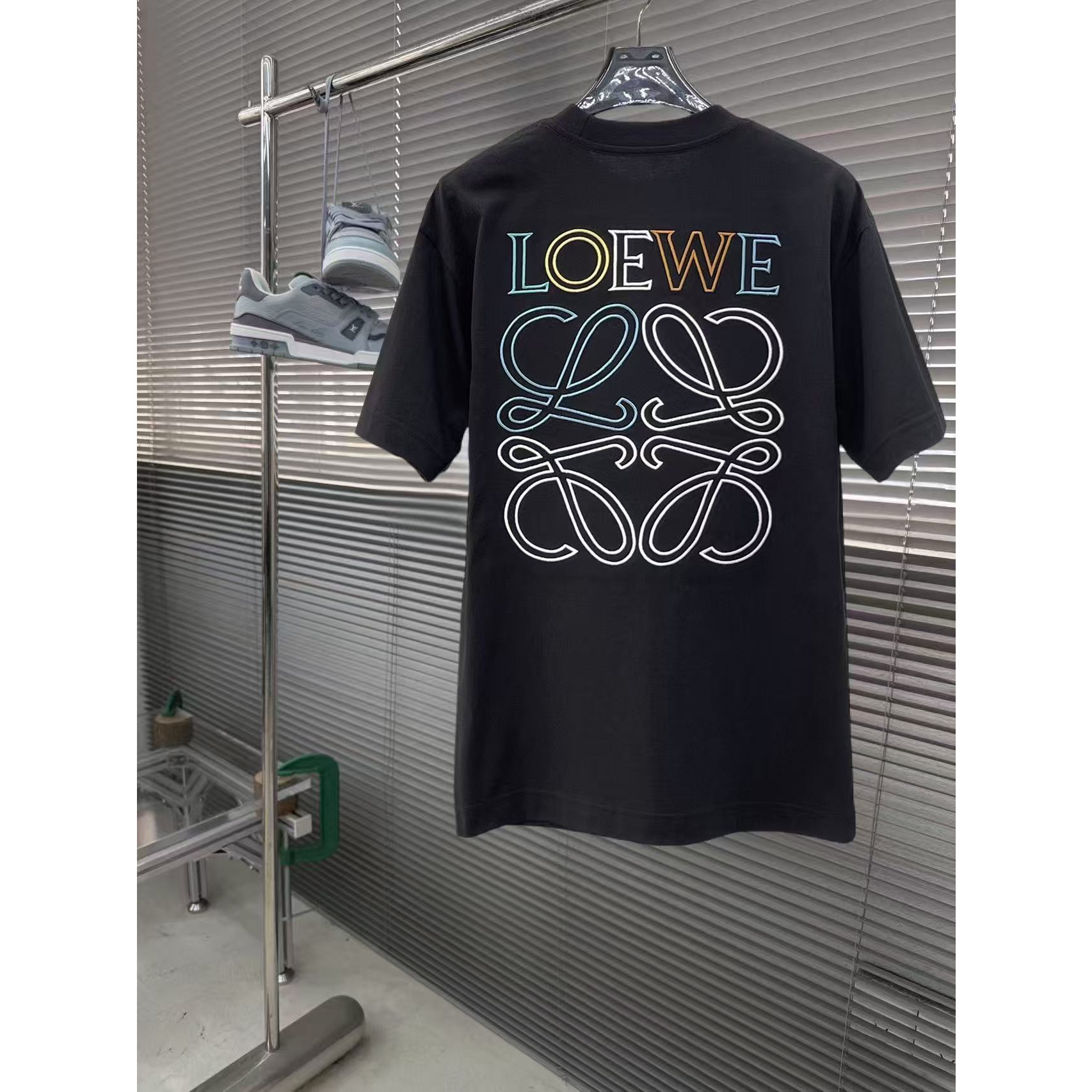 <p>LOEWE 专柜新款短袖T恤(黑)</p>