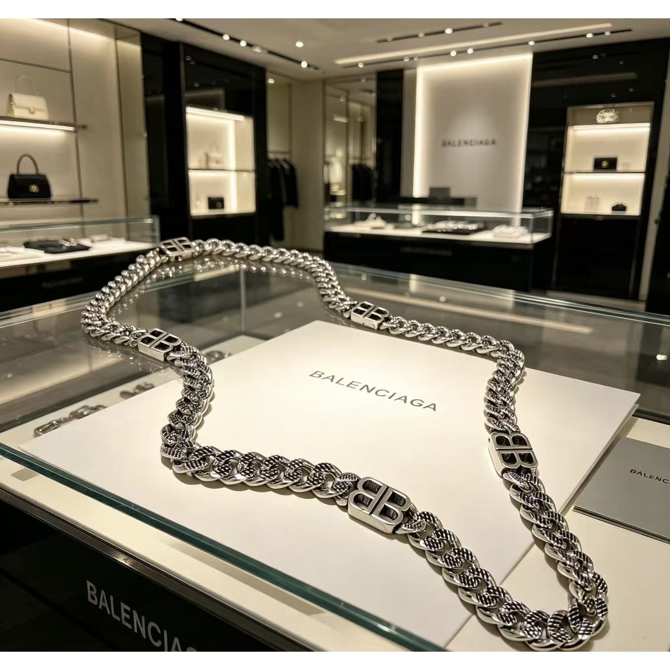 <p>Balenciaga&nbsp;项链</p>