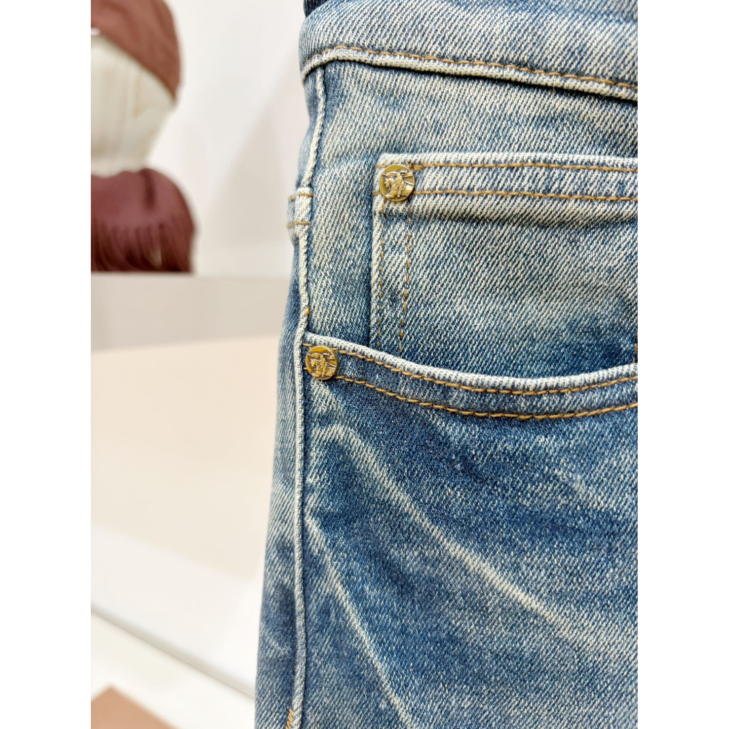 <p>BURBERRY 新款牛仔裤</p>