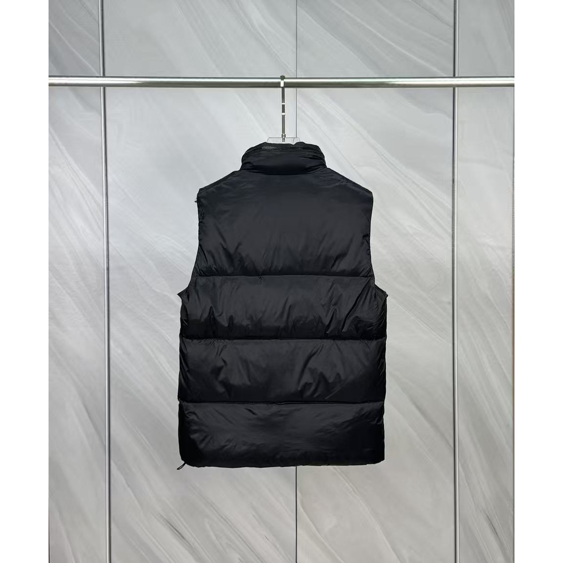 <p>Moncler 男士Semeru马甲背心(黑)</p>