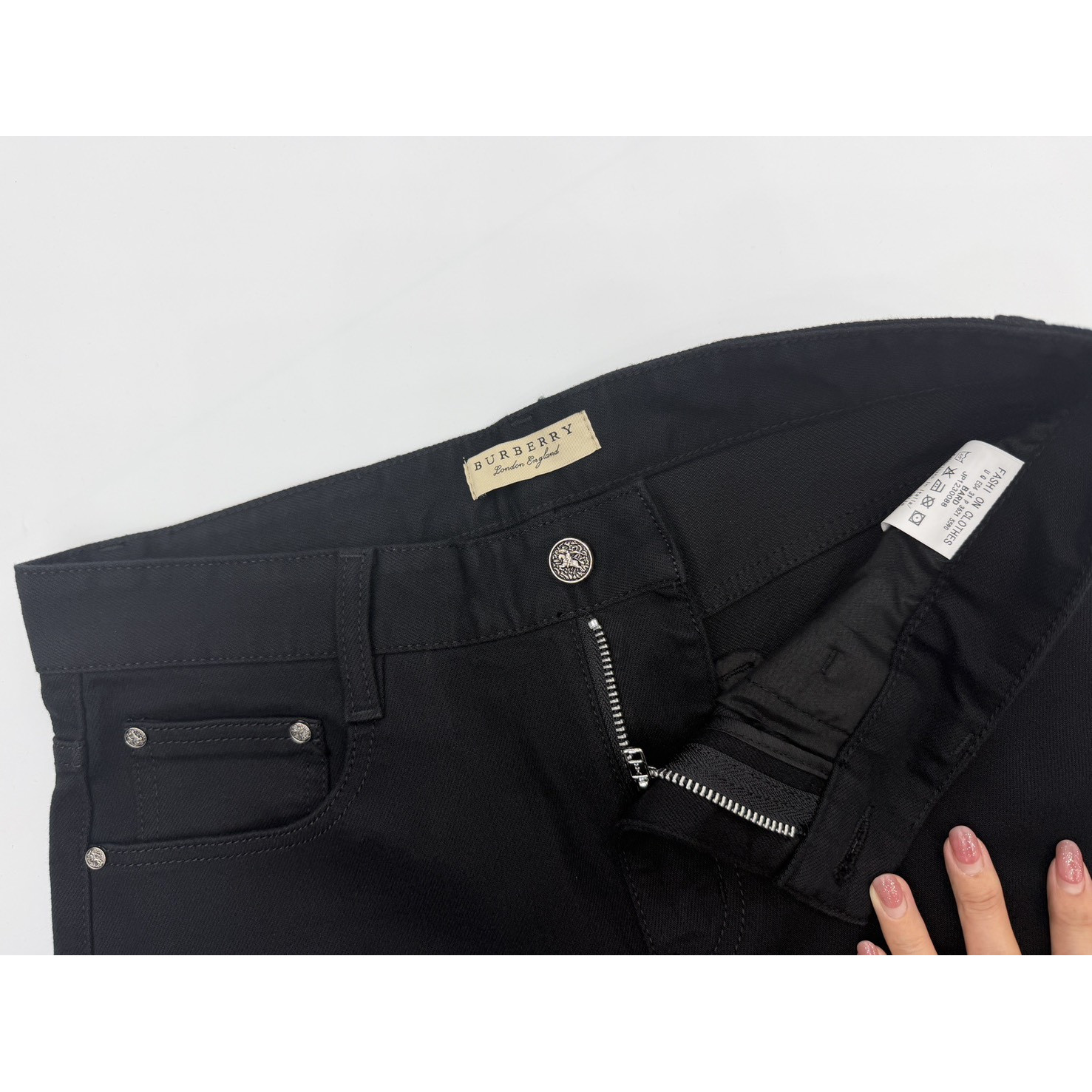 <p>BURBERRY&nbsp;阔腿直筒牛仔裤(D2707#)</p>