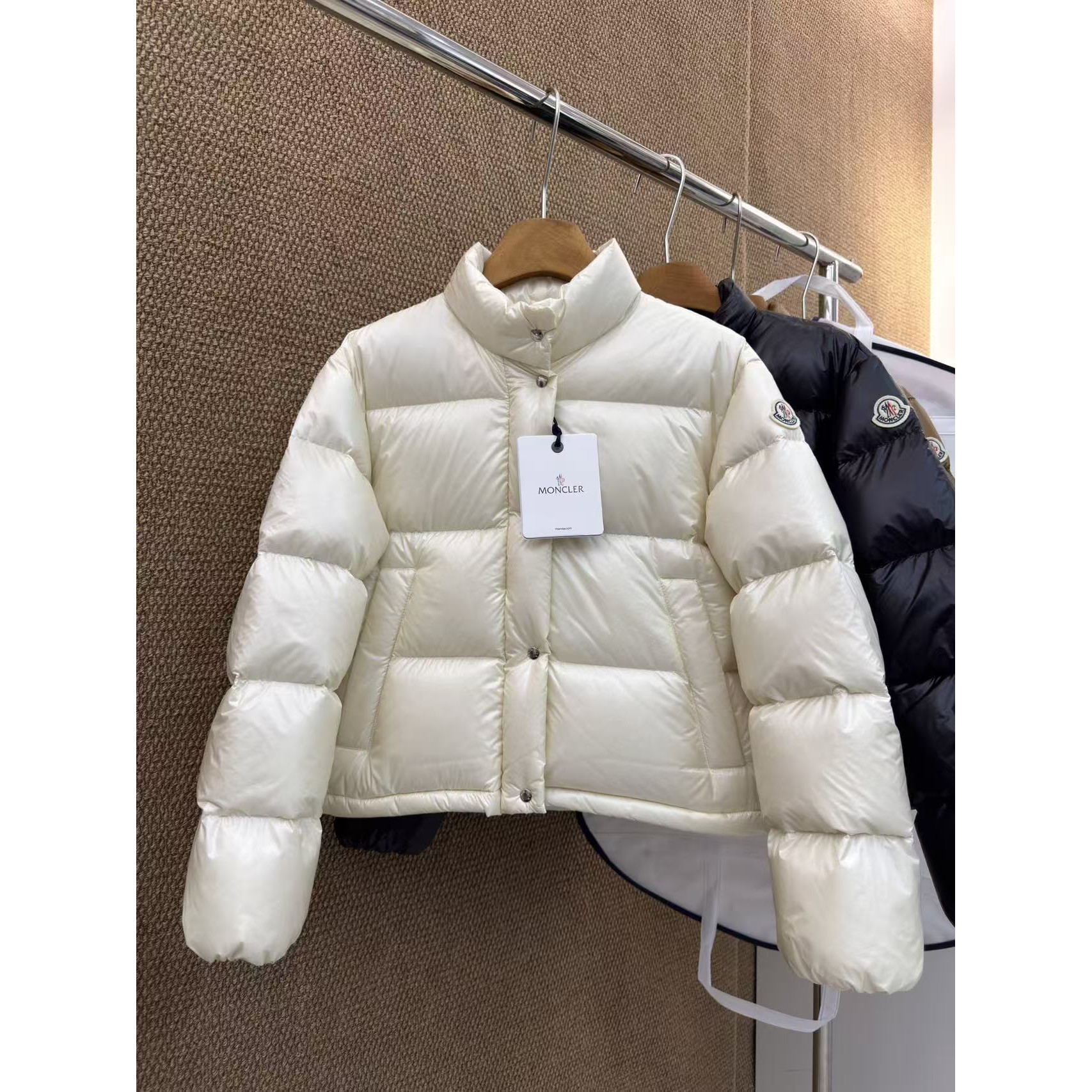 <p>Moncler Tepice女款短款小面包羽绒服(白色)</p>