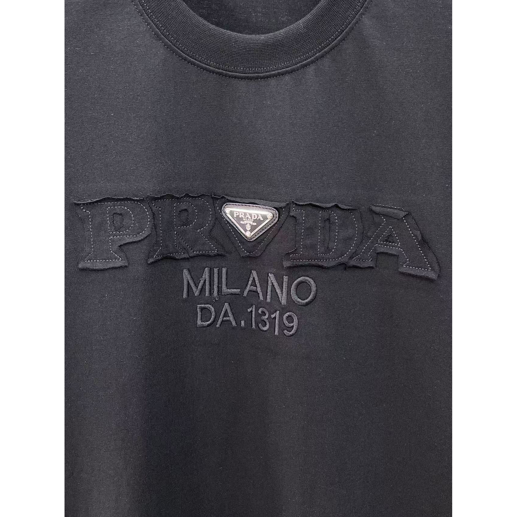 <p>PRADA 专柜新款短袖T恤(黑)</p>