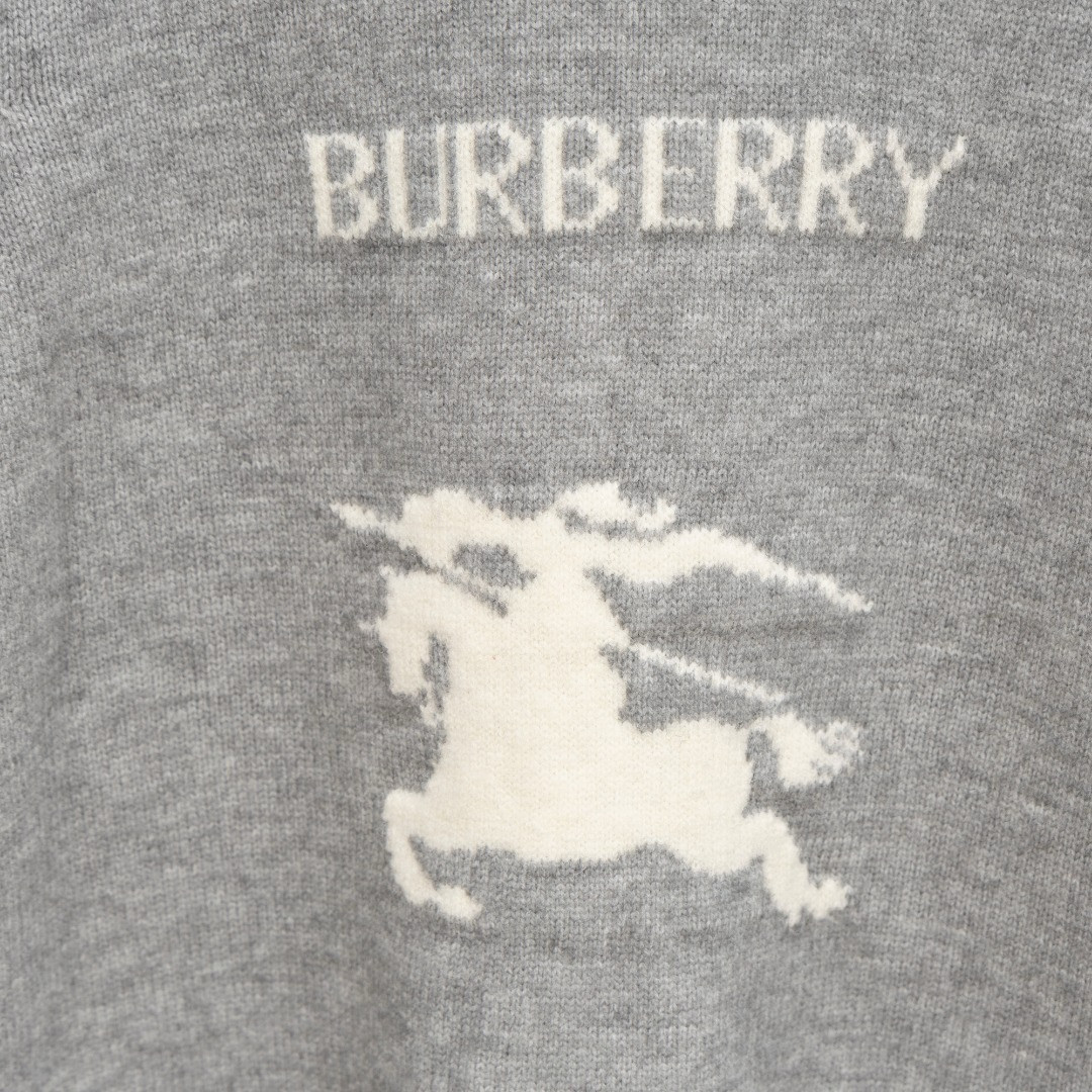 <p>BURBERRY&nbsp;战马 LOGO长袖毛衣(灰)</p>