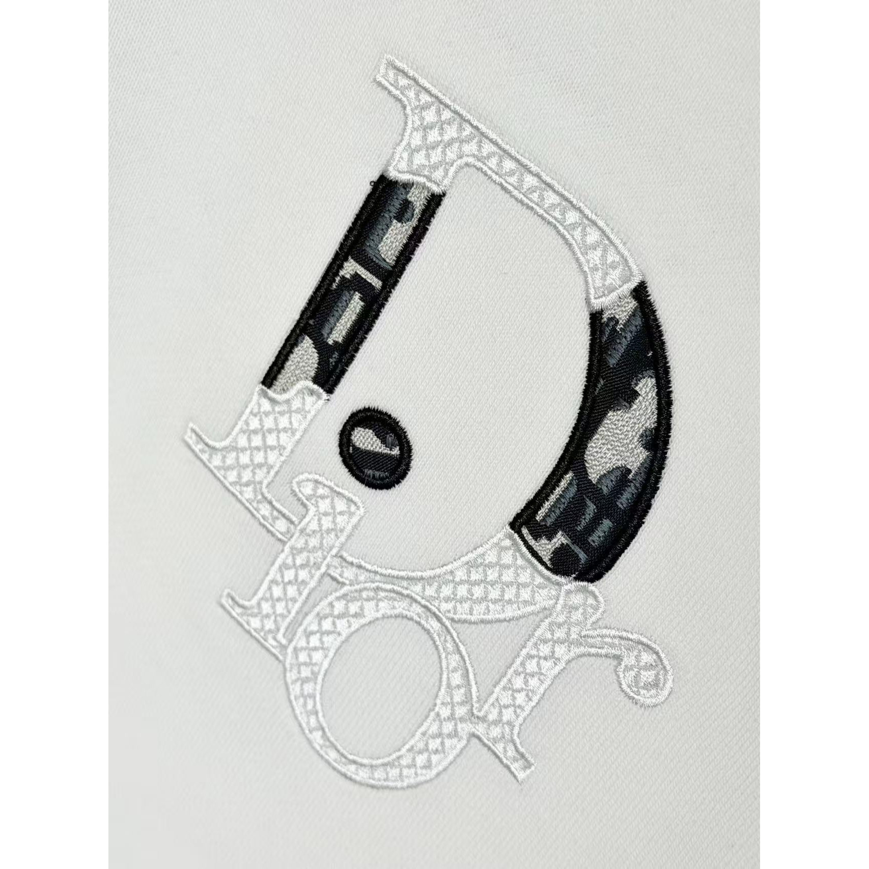 <p>DIOR&nbsp;刺绣圆领卫衣(白)</p>