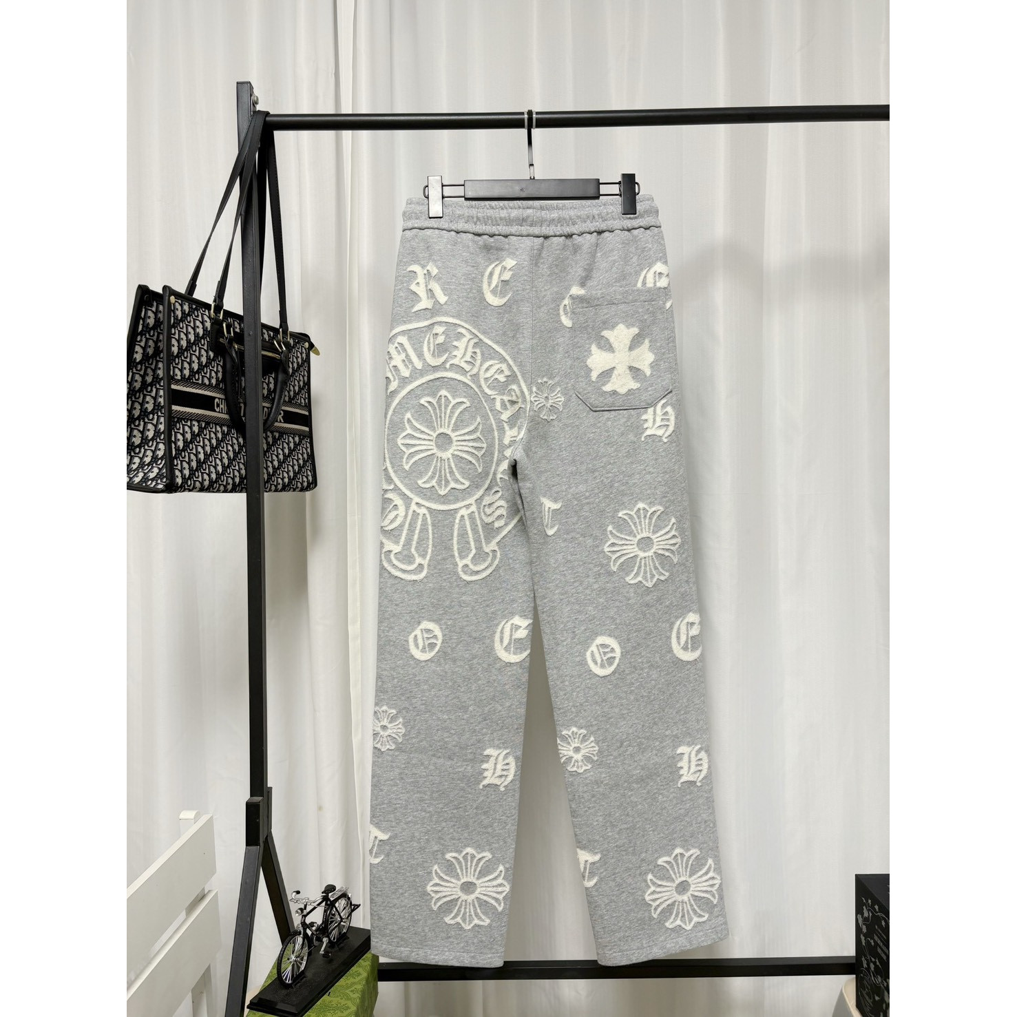 <p>&nbsp;Chrome Hearts 烧花工艺休闲长裤(灰)</p>