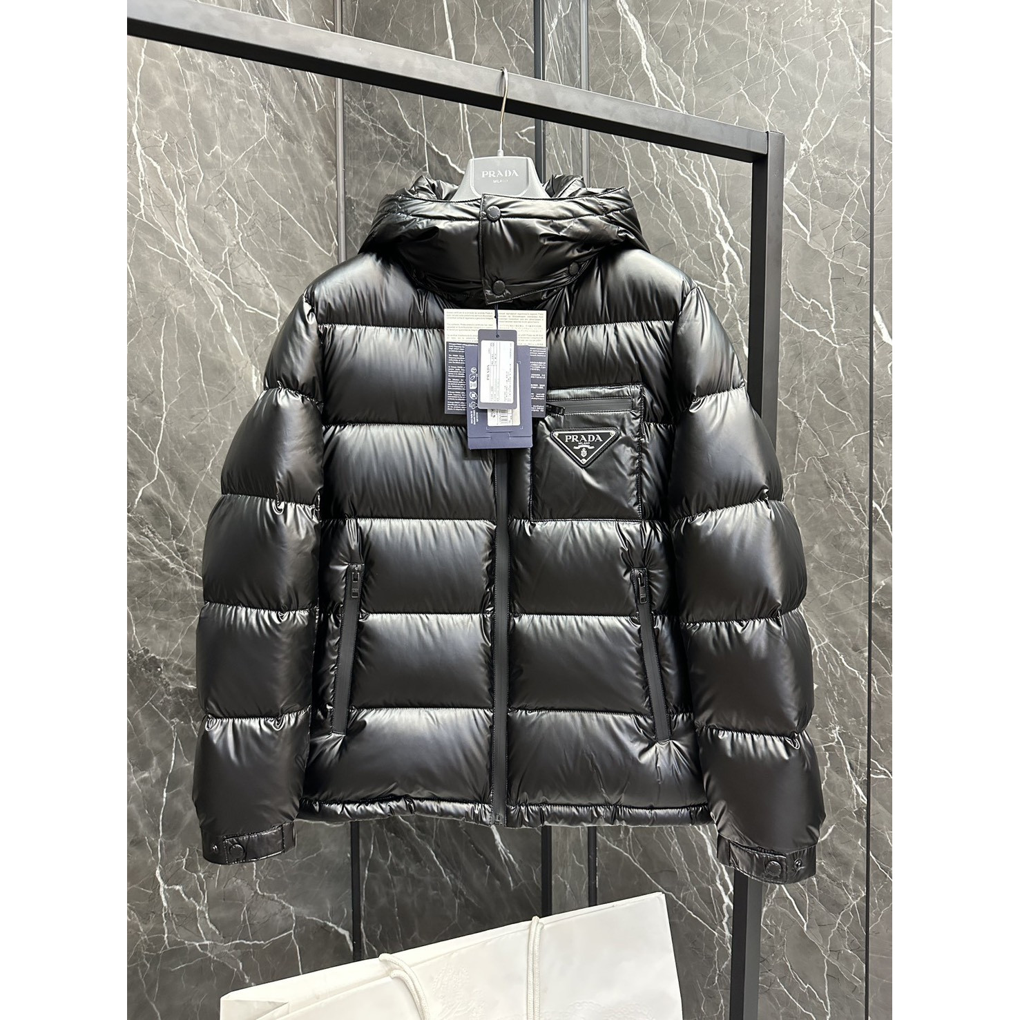 <p>PRADA 新款羽绒服(黑)</p>