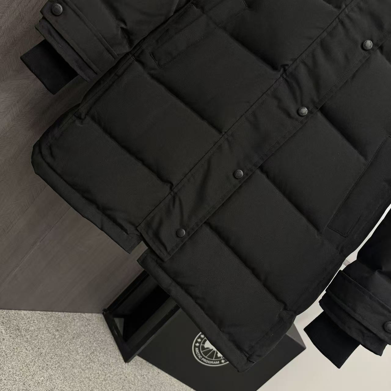 <p>Canada Goose Shelburn*派克大衣羽绒服(黑色紅標)</p>