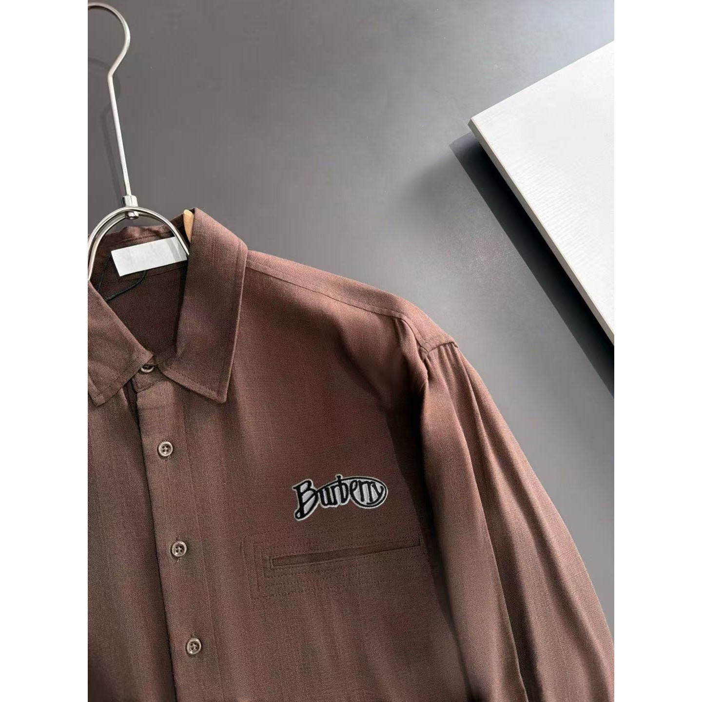 <p>BURBERRY 亚麻衬衫套装(棕)</p>
