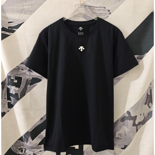 <p>DESCENTE 速乾短袖T恤</p>