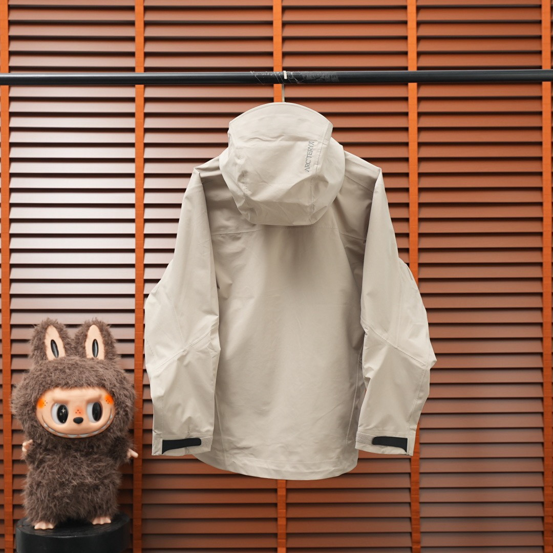 <p>ARC'TERYX &nbsp;BETA SV JACKET 增强防水防风连帽硬壳外套(卡其色)&nbsp;</p>