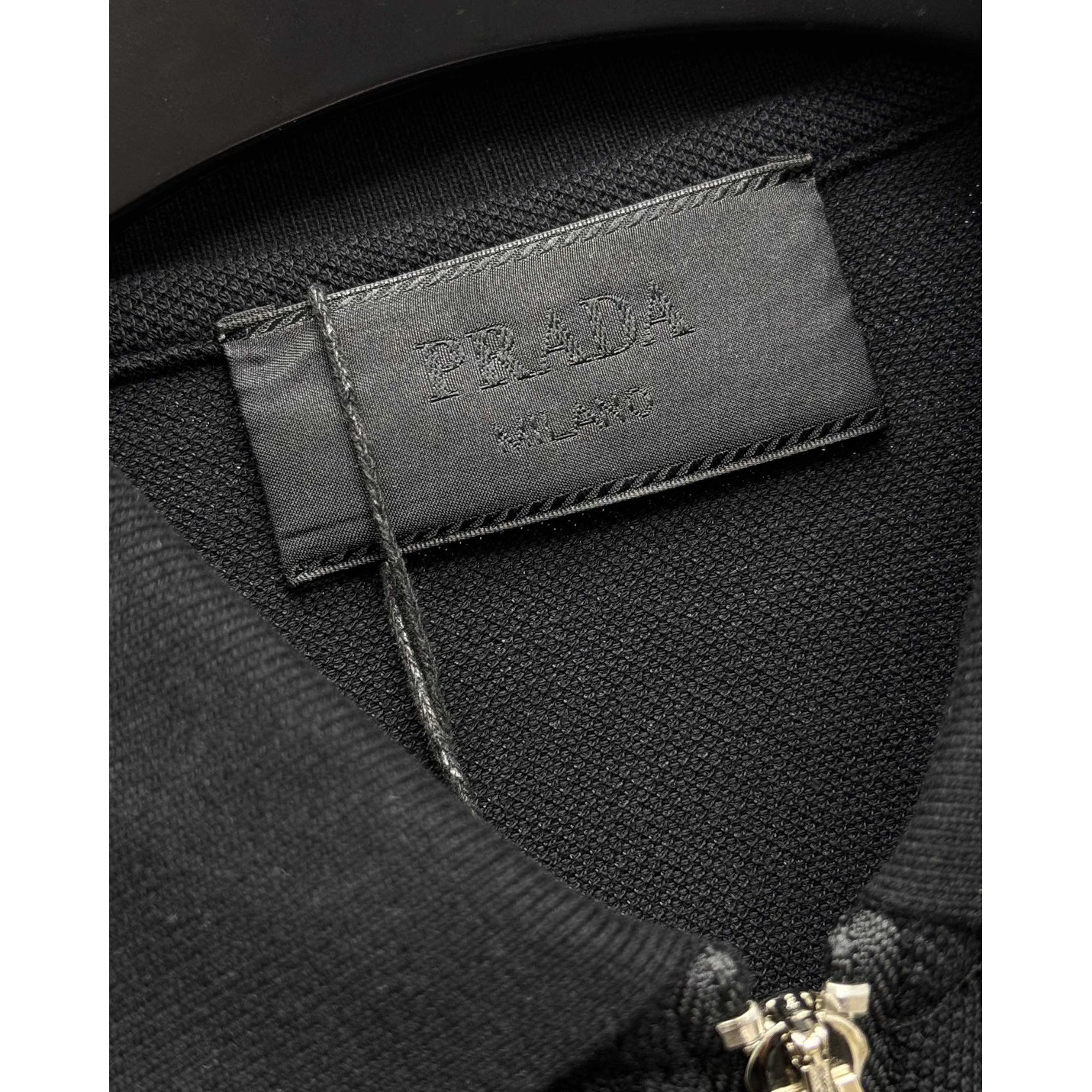 <p>PRADA&nbsp;短袖翻领polo衫(黑)</p>