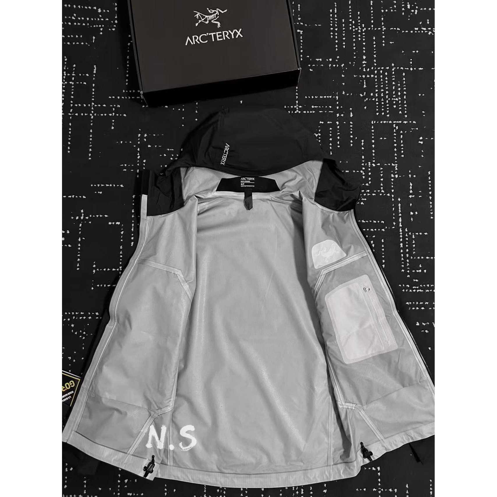 <p>Arc'teryx Beta系列 SL GORE-TEX 硬壳刺绣连帽防水防风透气冲锋衣 (黑色)</p>