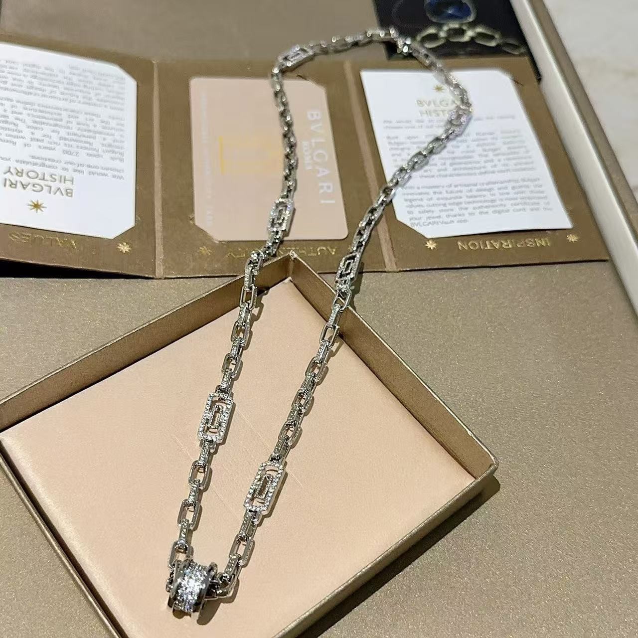 <p>BVLGARI&nbsp;项链</p>