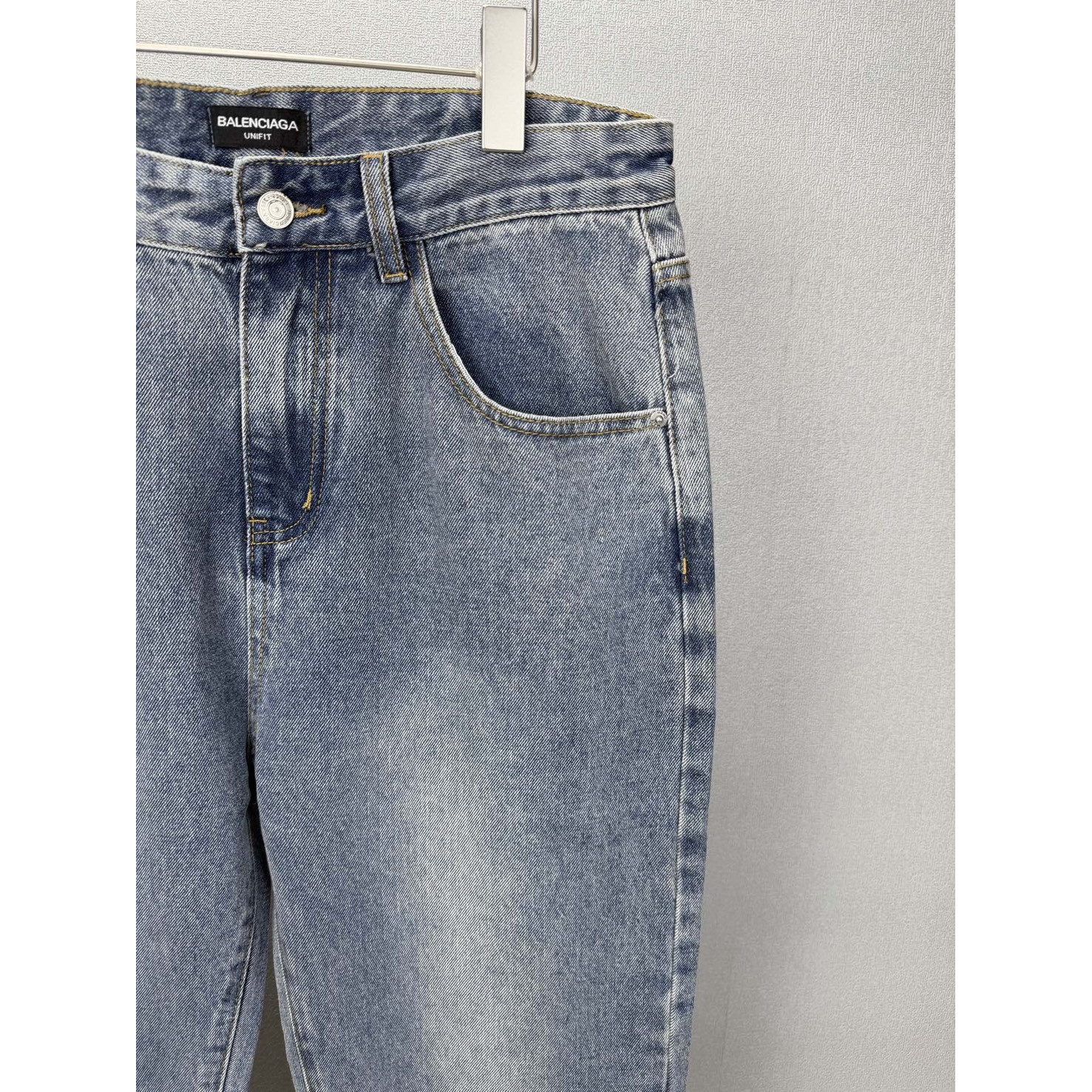 <p>Balenciaga&nbsp;口袋立体压胶字母印花情侣款水洗宽松牛仔裤&nbsp;</p>