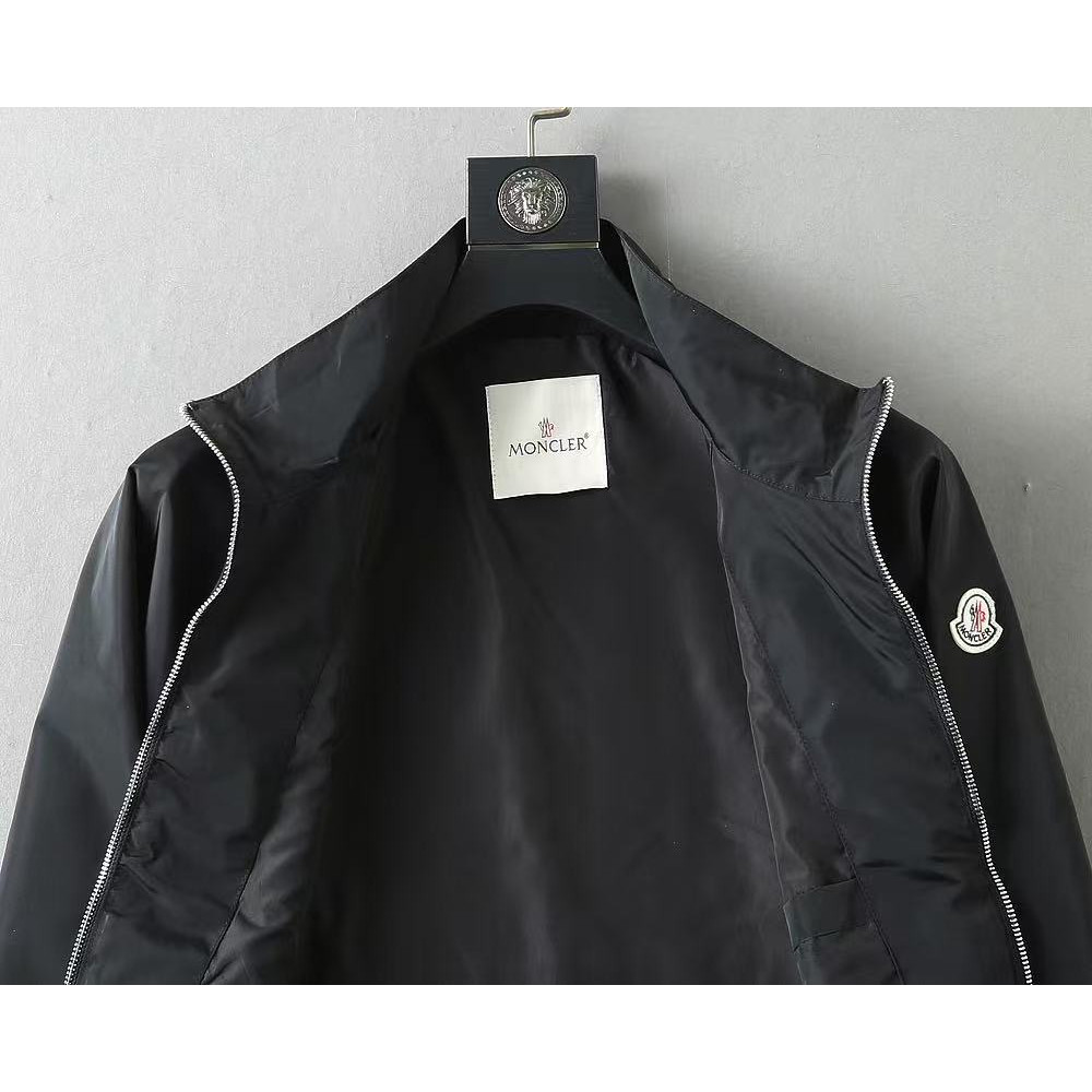 <p>MONCLER 男士夹克外套(800873)</p>