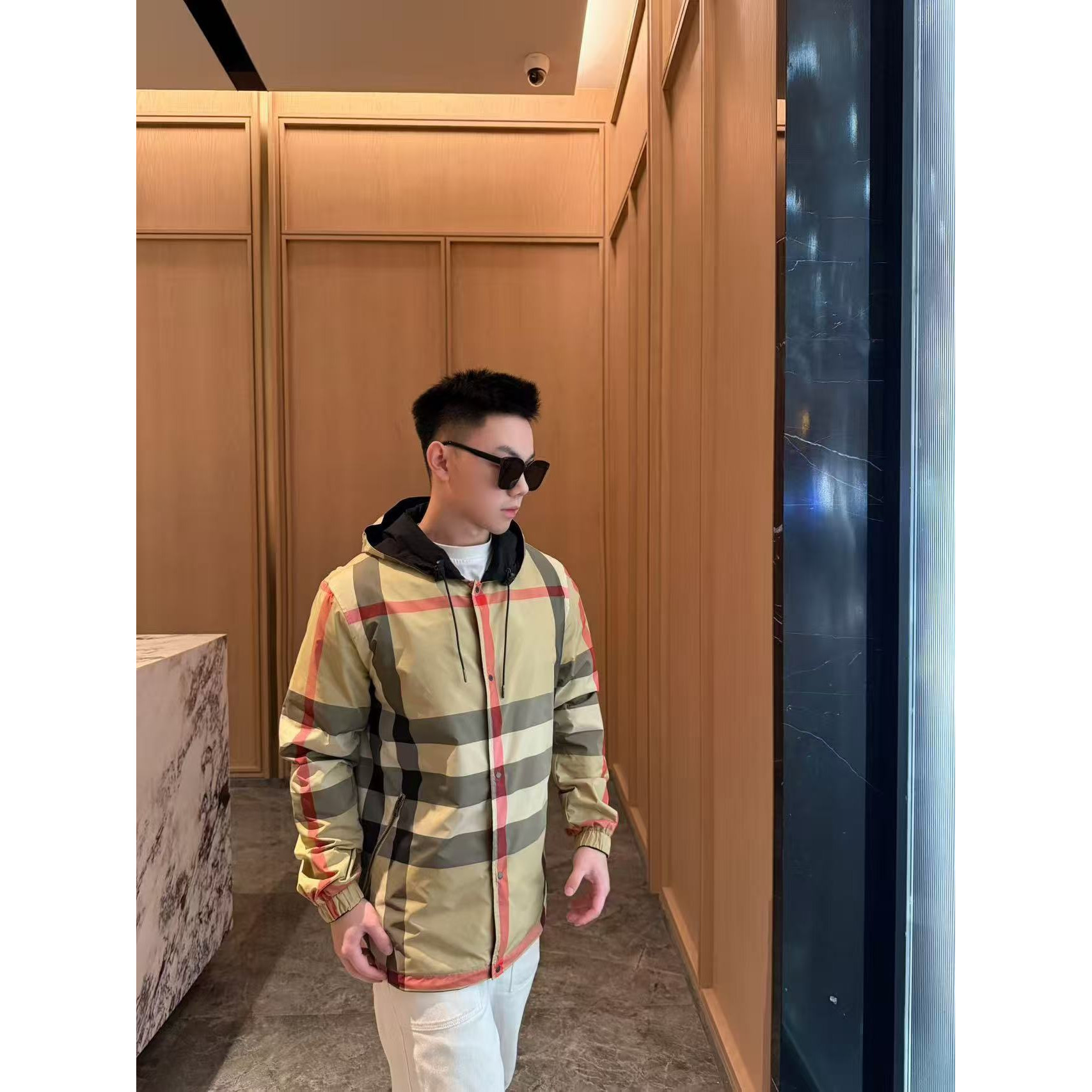 <p>Burberry 双面穿连帽外套</p>