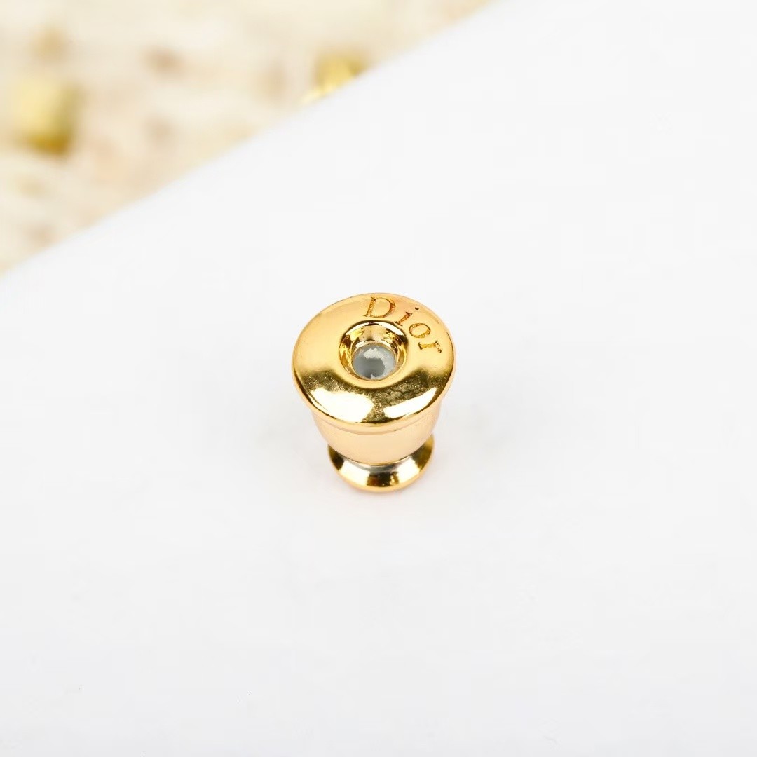 <p>DIOR&nbsp;蜜蜂耳钉</p>