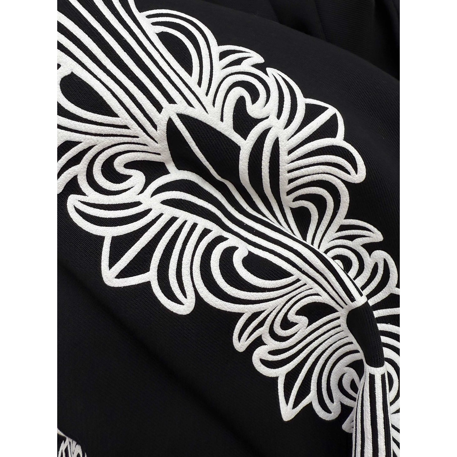 <p>Chrome Hearts 马蹄花纹手臂连帽拉链卫衣(黑底白梵文)</p>

<p>&nbsp;</p>