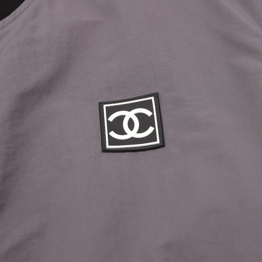 <p>CHANEL 刺绣标语复古拉链双面棉服外套</p>