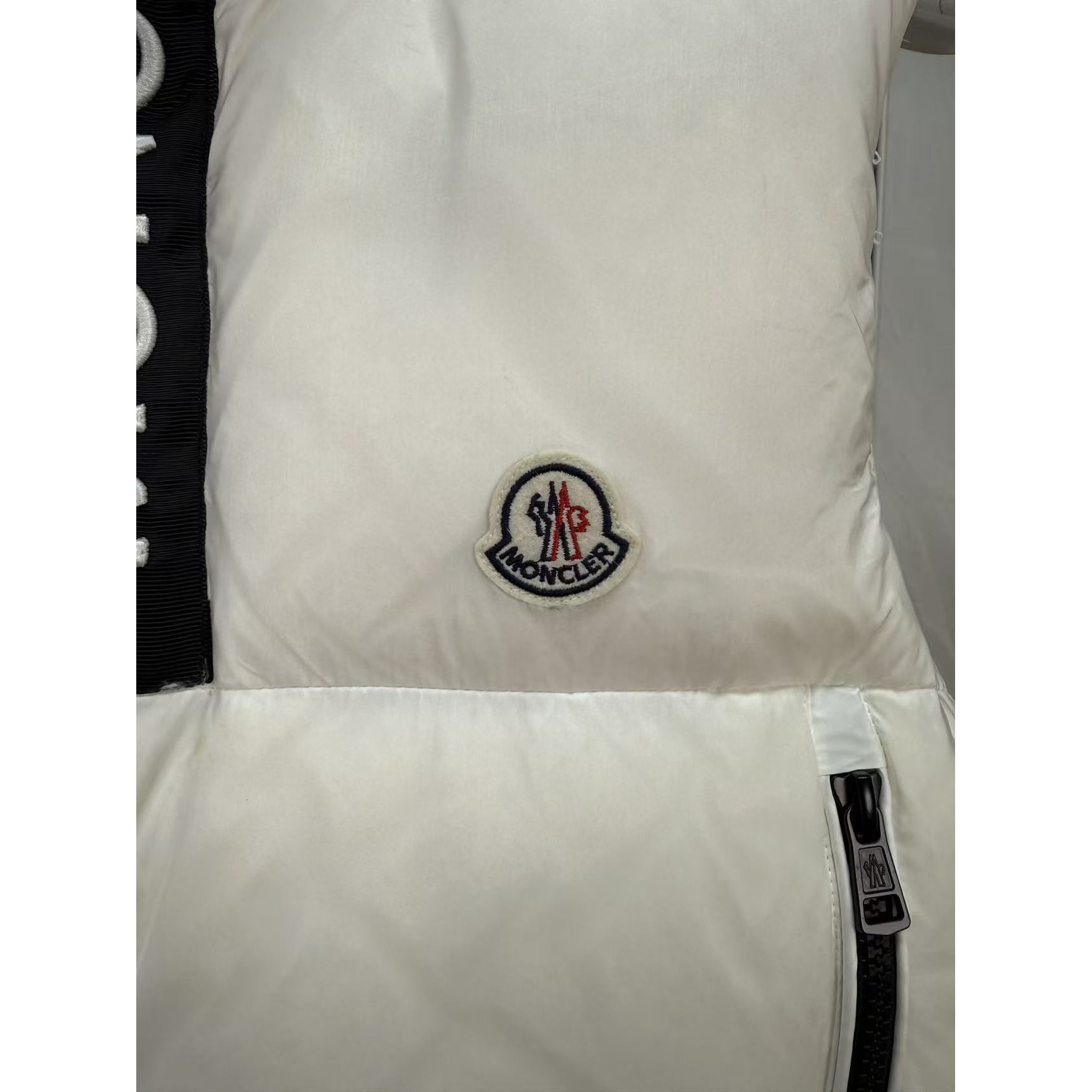 <p>Moncler 男士Semeru马甲背心(白)</p>