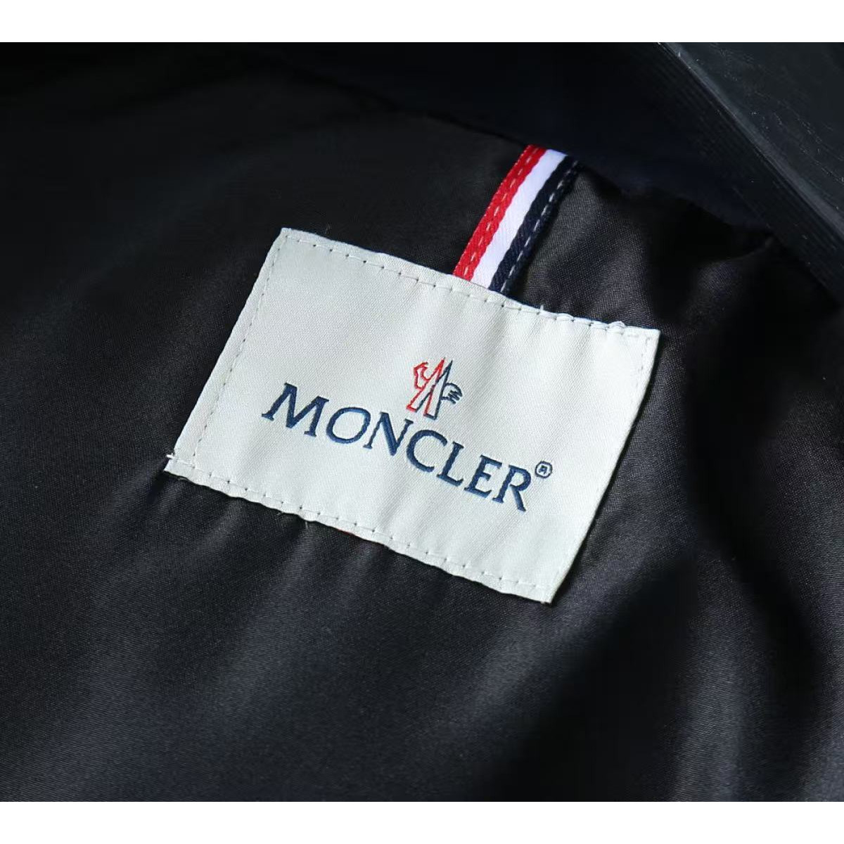 <p>MONCLER 男士夹克外套(800830)</p>