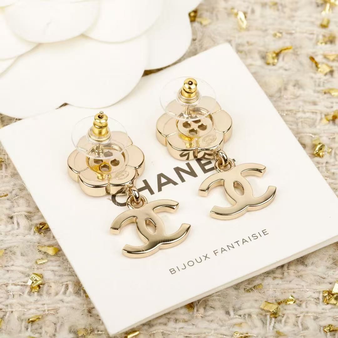 <p>CHANEL&nbsp;满钻双c纽扣花朵耳环</p>