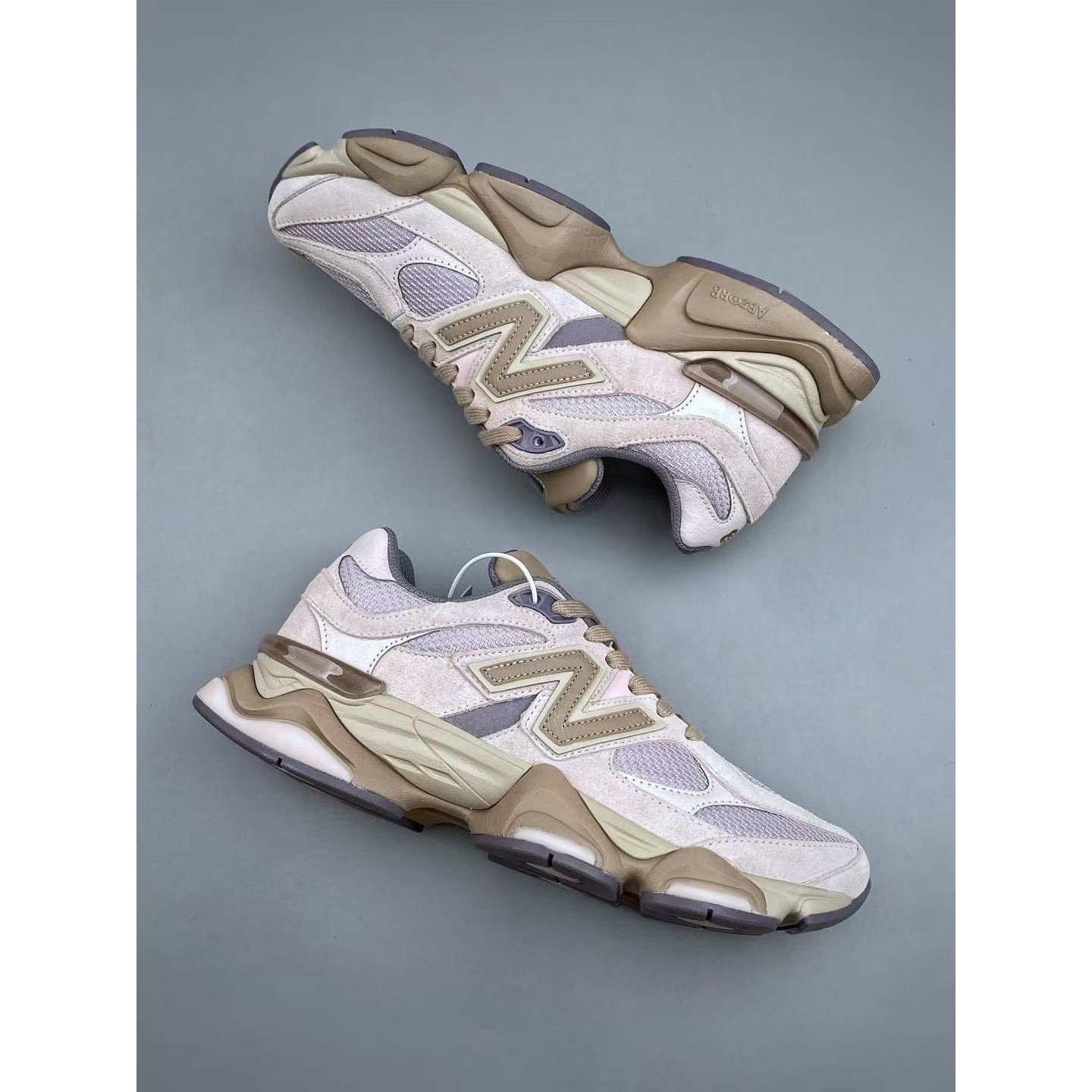 <p>New Balance NB9060 复古运动鞋&nbsp;</p>