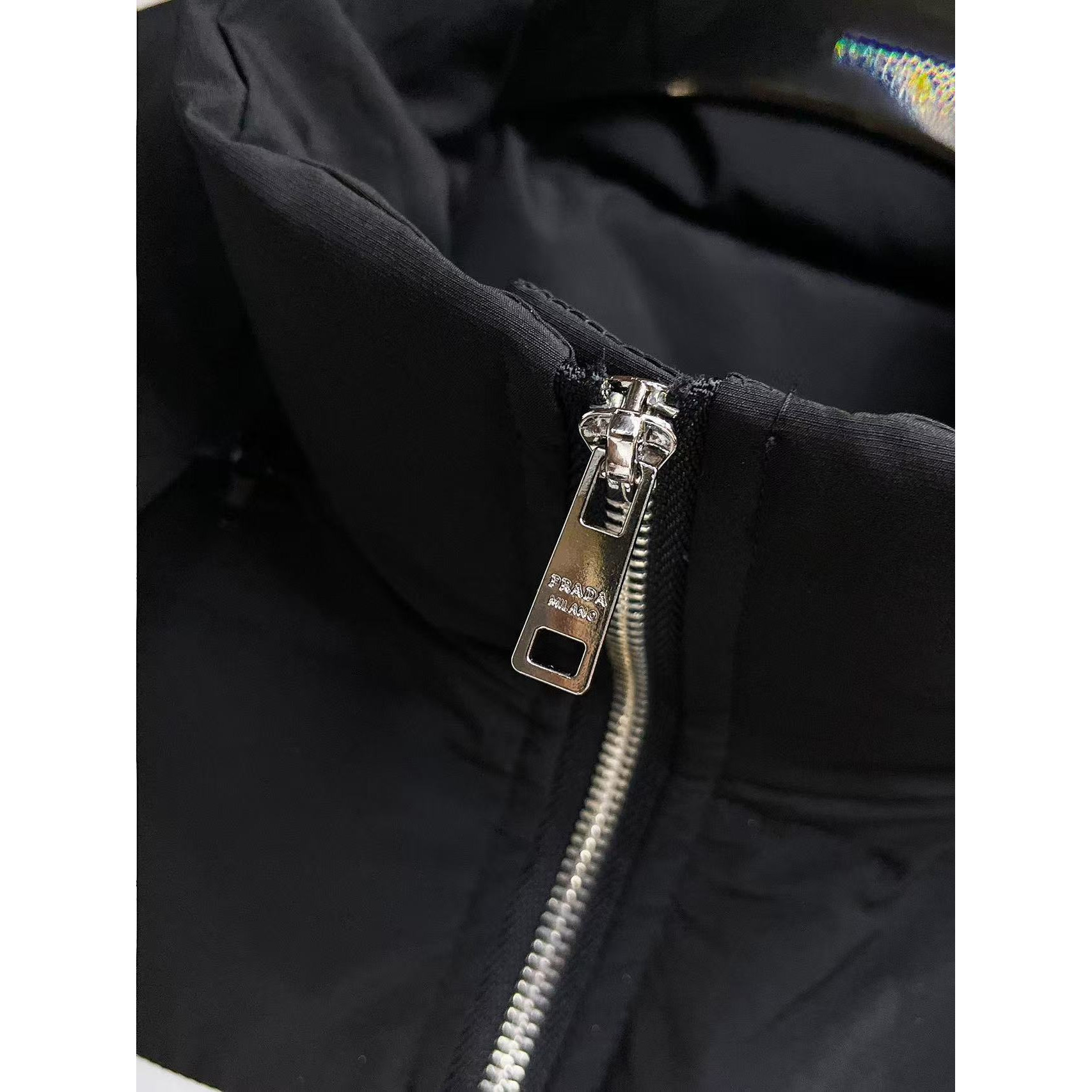 <p>PRADA 秋冬新款羽绒服(黑)</p>