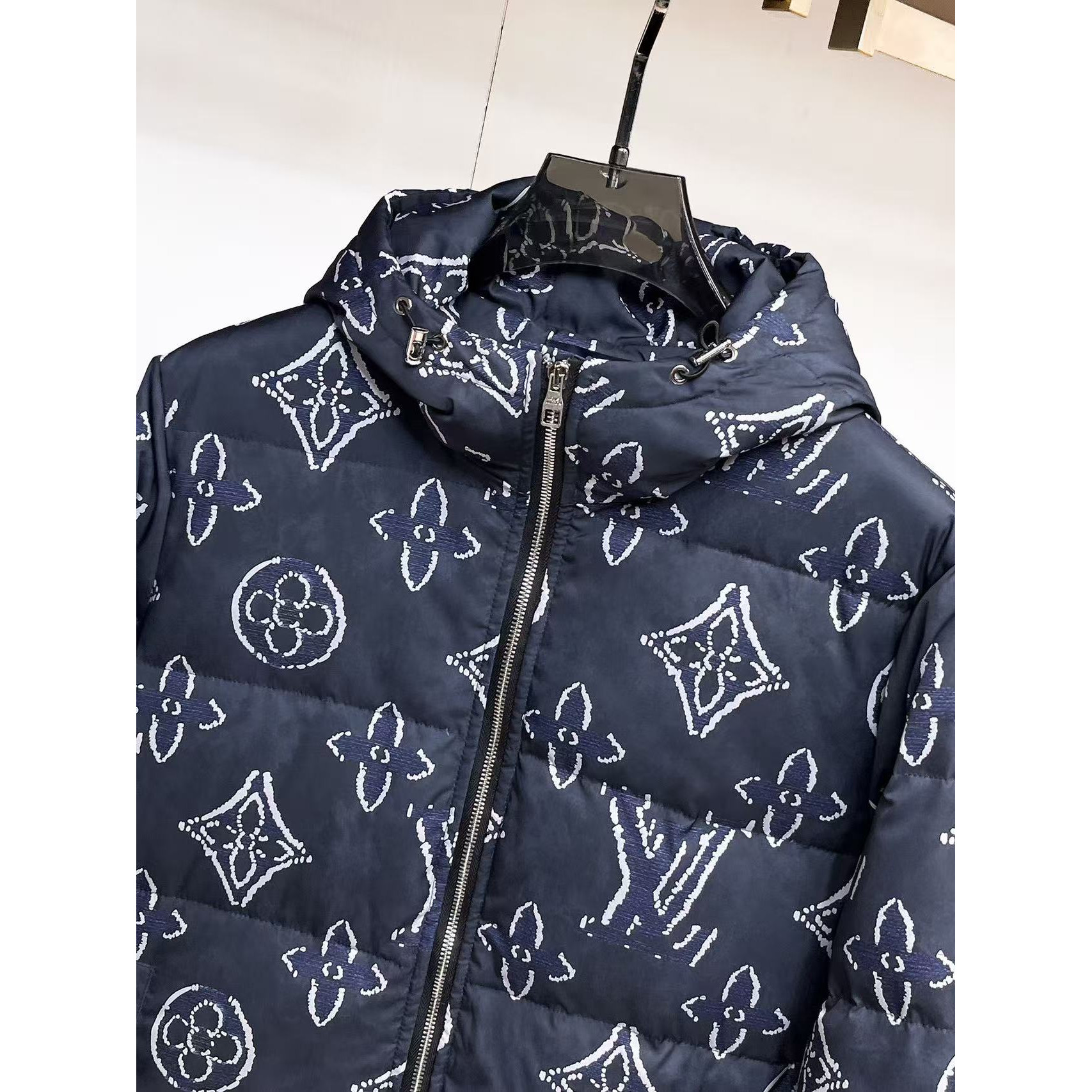 <p>LV 秋冬新款羽绒服(深藍)</p>