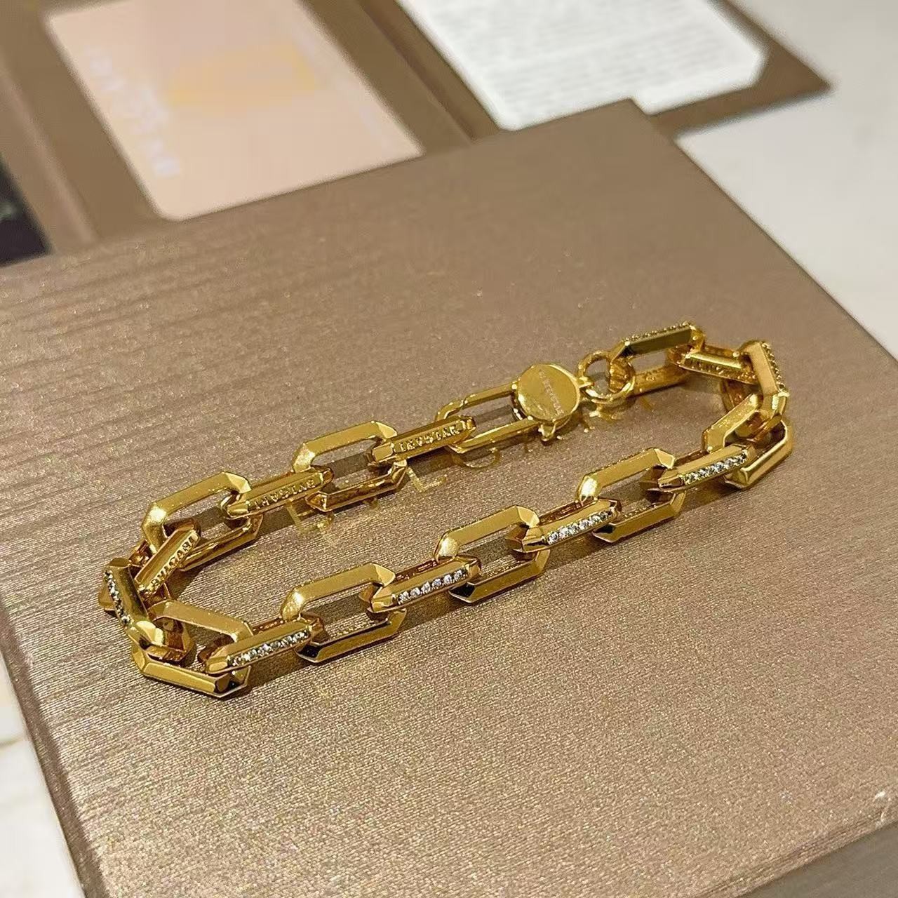 <p>BVLGARI&nbsp;手链</p>