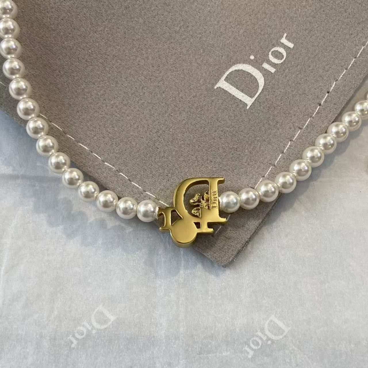 <p>DIOR&nbsp;小花珍珠手链</p>