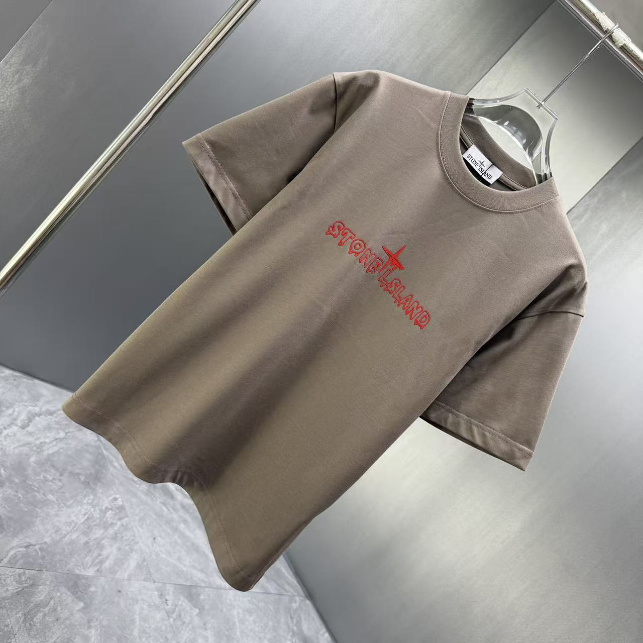<p>Stone Island 短袖T恤(棕色紅標)</p>